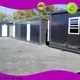 Casas nuevas hechas con contenedores metálicos que los fabricantes utilizan como cocina y baño. 1
