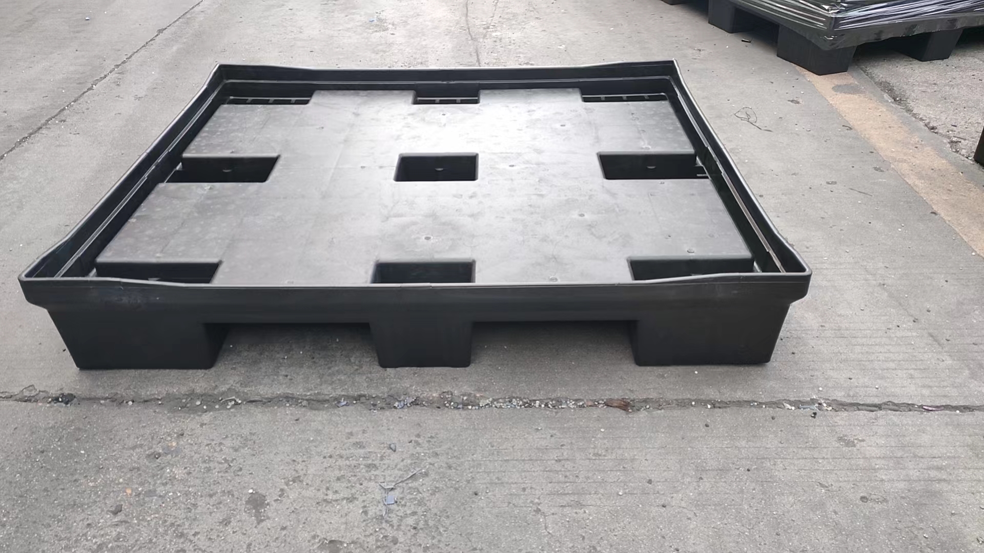 Caisse-palette pliable en PP moulée sous pression pour transport industriel intensif 4