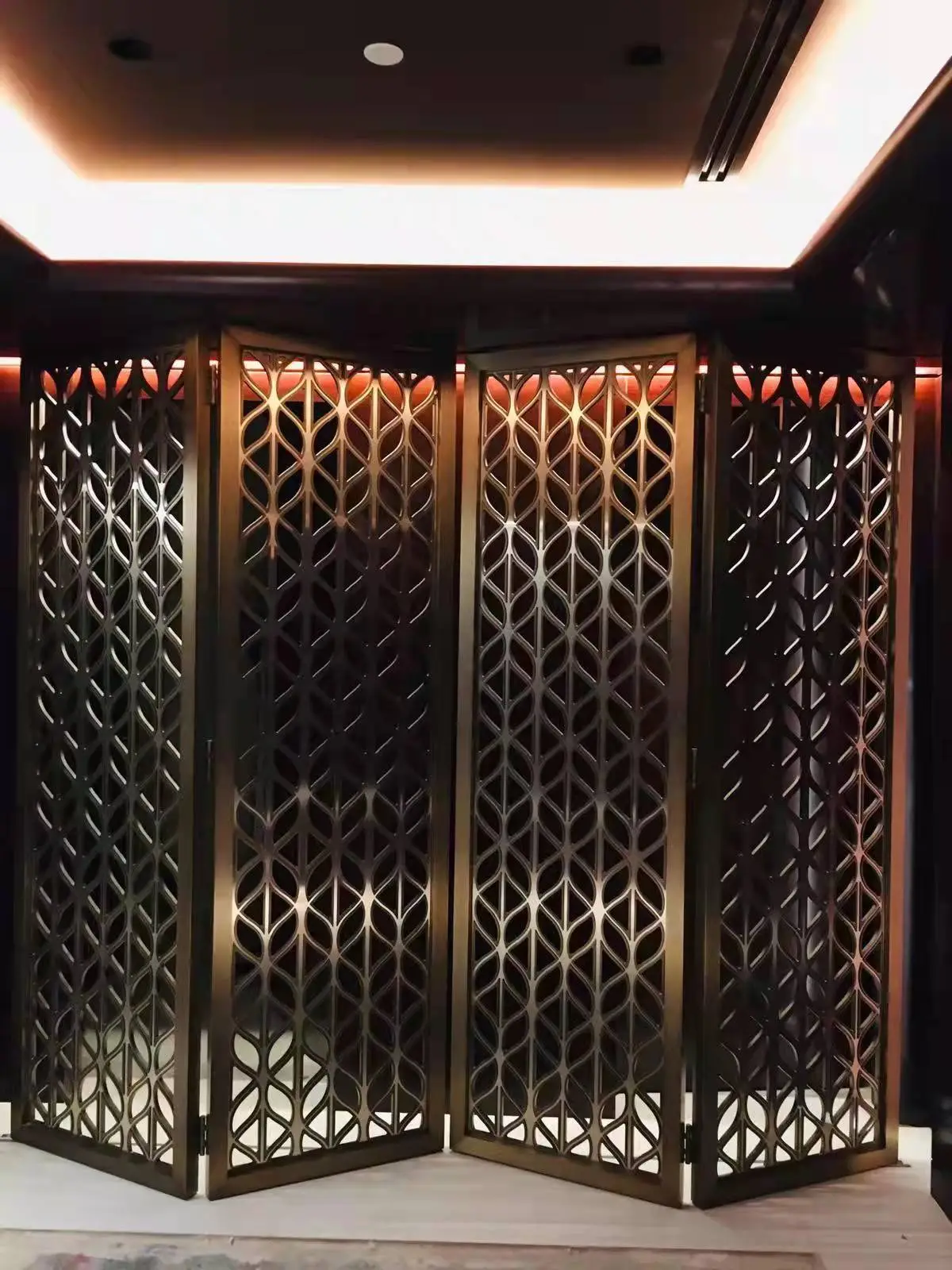 CLASSIC   CUSTOMIZED METAL SCREEN 1