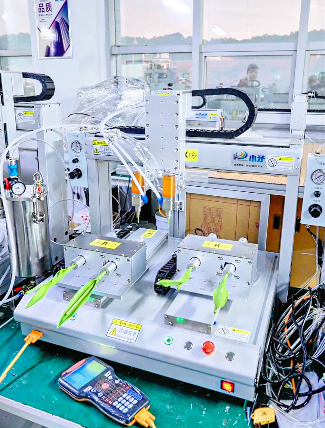 Double-station double-head Y-axis rotary pressure barrel dispensing machine 4