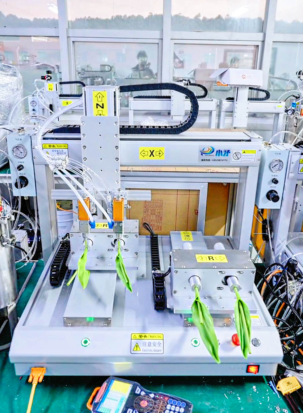 Double-station double-head Y-axis rotary pressure barrel dispensing machine 3