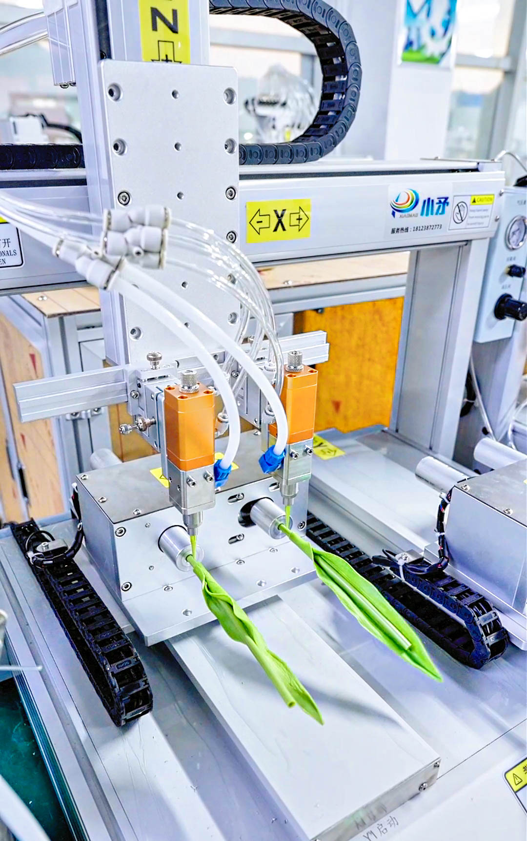 Double-station double-head Y-axis rotary pressure barrel dispensing machine 9