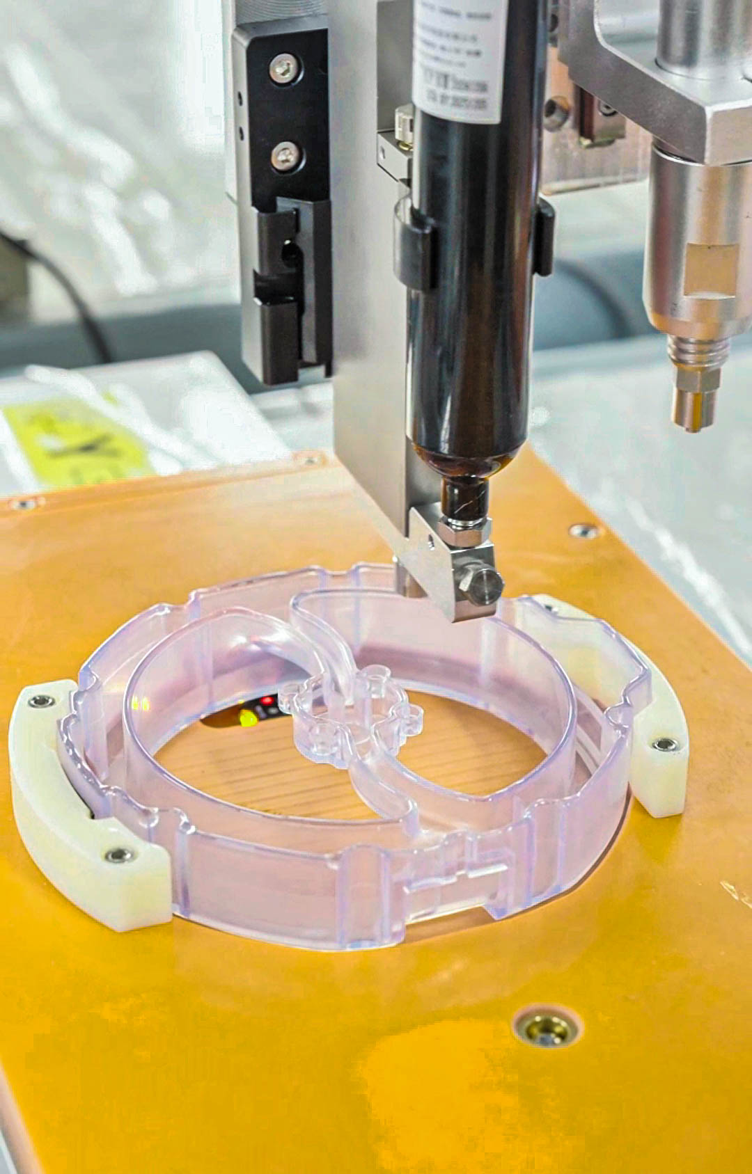 Máquina dispensadora de válvulas piezoeléctricas para piezas de plástico 6