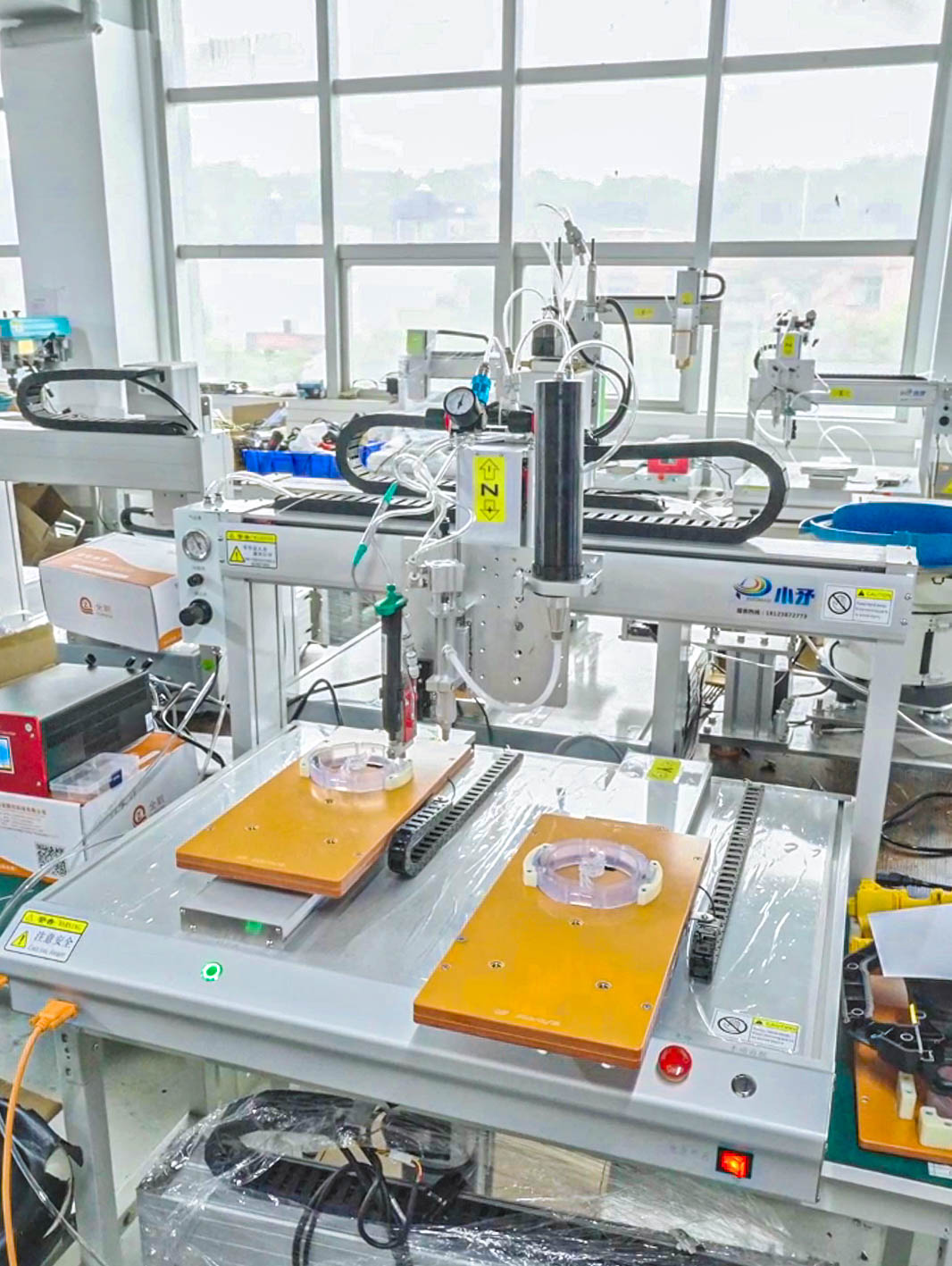 Máquina dispensadora de válvulas piezoeléctricas para piezas de plástico 4