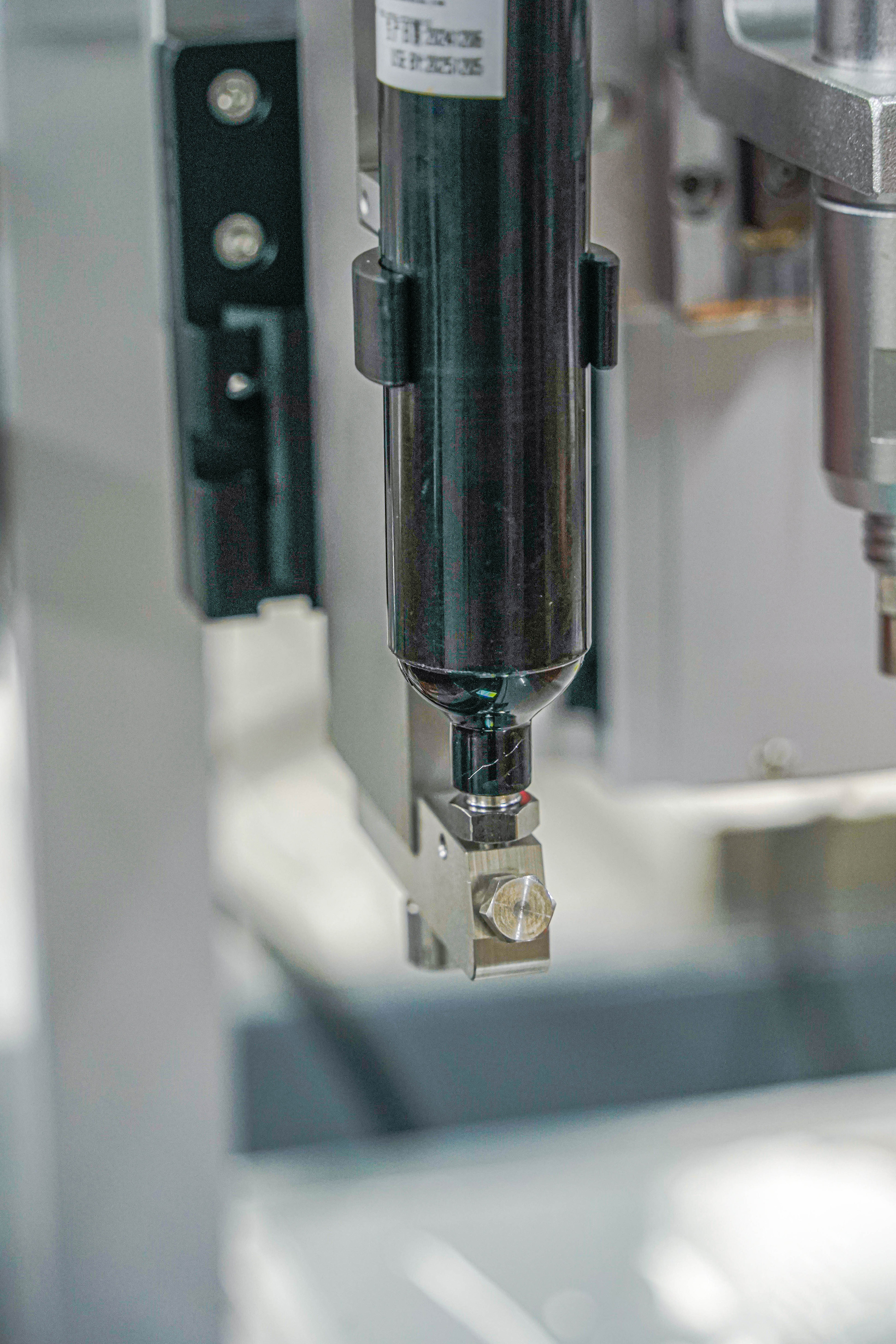 Máquina dispensadora de válvulas piezoeléctricas para piezas de plástico 8
