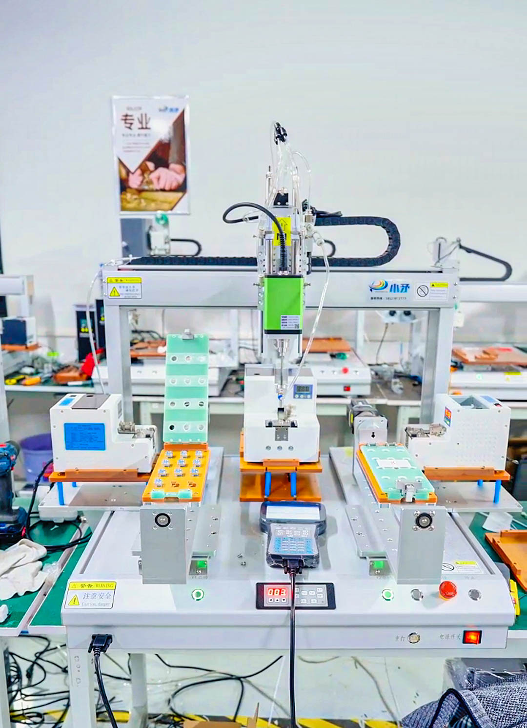 Three-feeder double-station screw locking machine 3