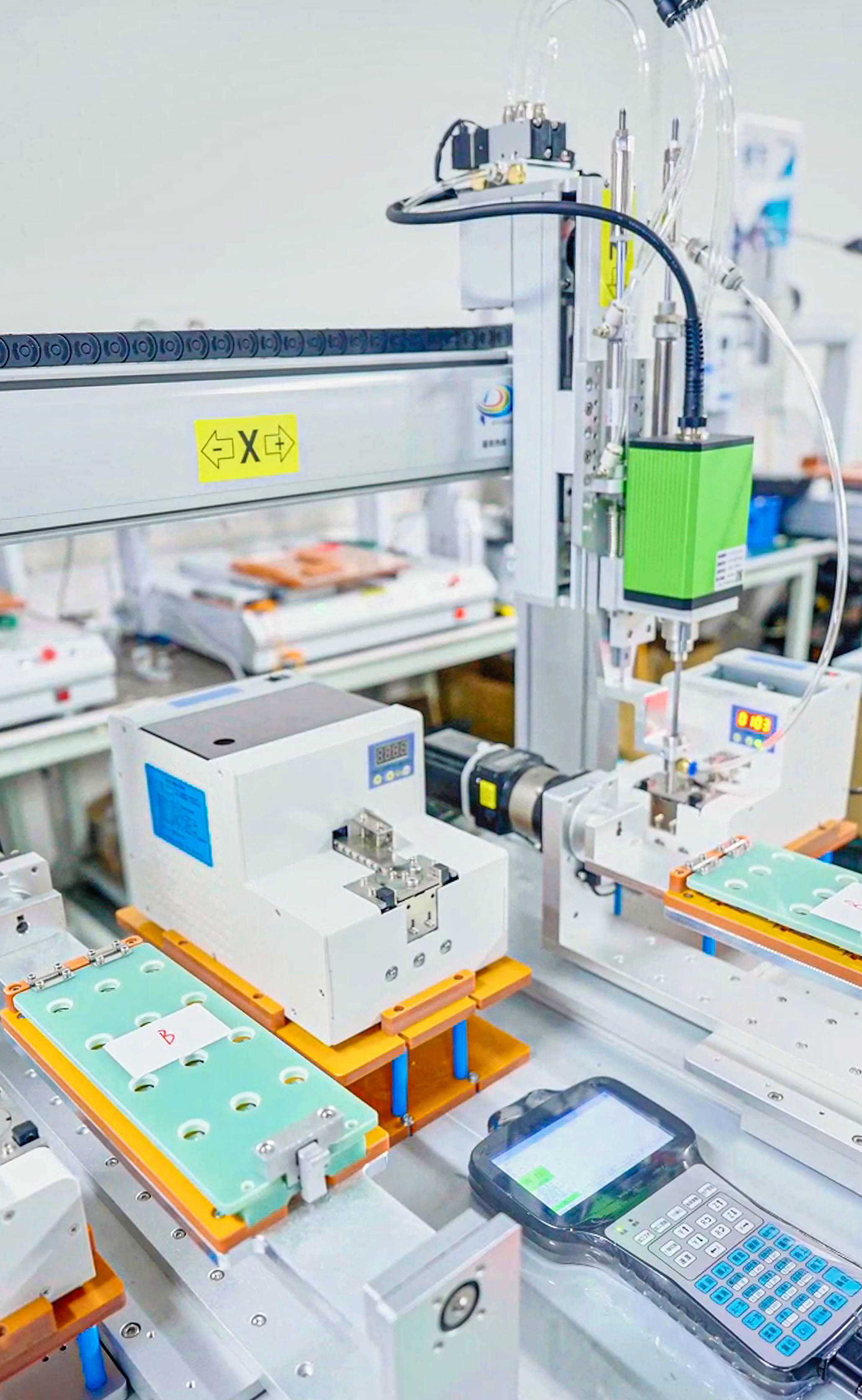 Three-feeder double-station screw locking machine 5