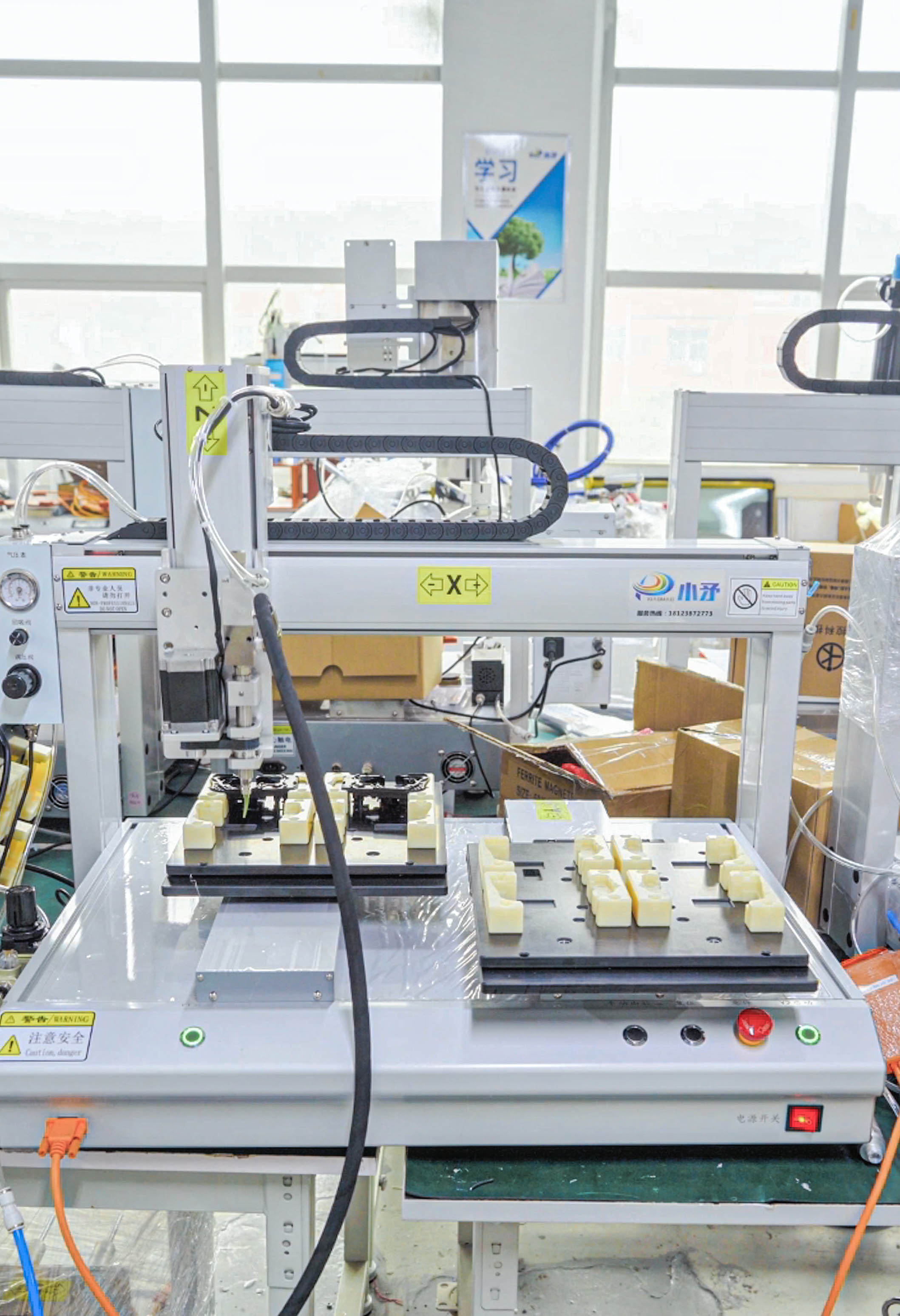 Z-axis rotary duplex dispensing machine for dispensing black plastic products 3