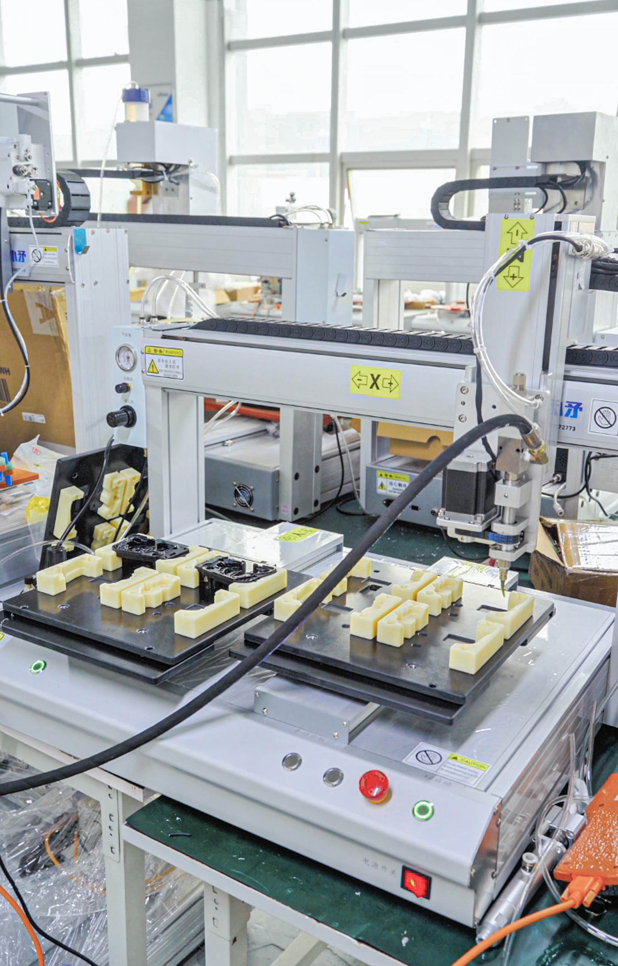 Z-axis rotary duplex dispensing machine for dispensing black plastic products 4