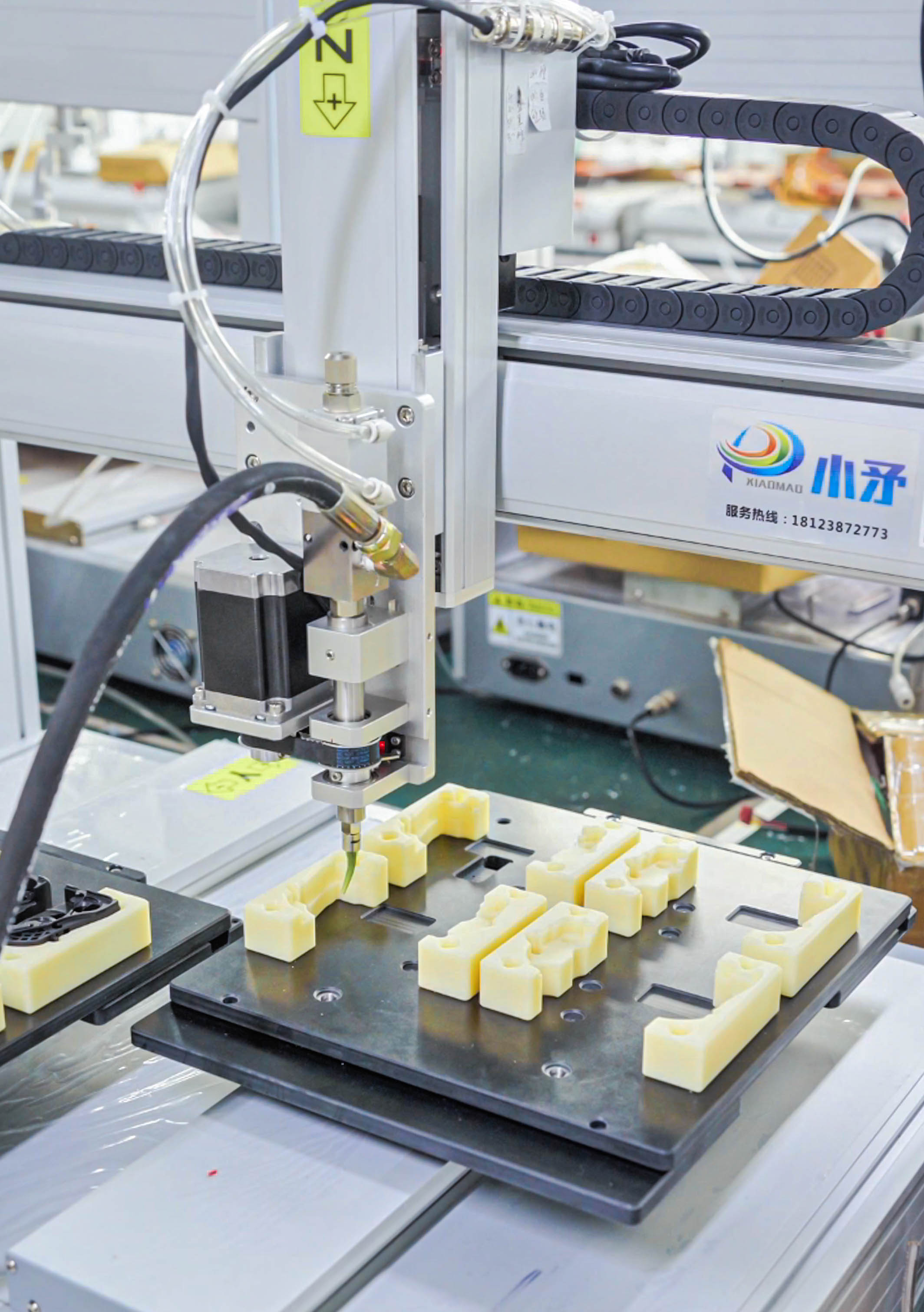 Z-axis rotary duplex dispensing machine for dispensing black plastic products 5