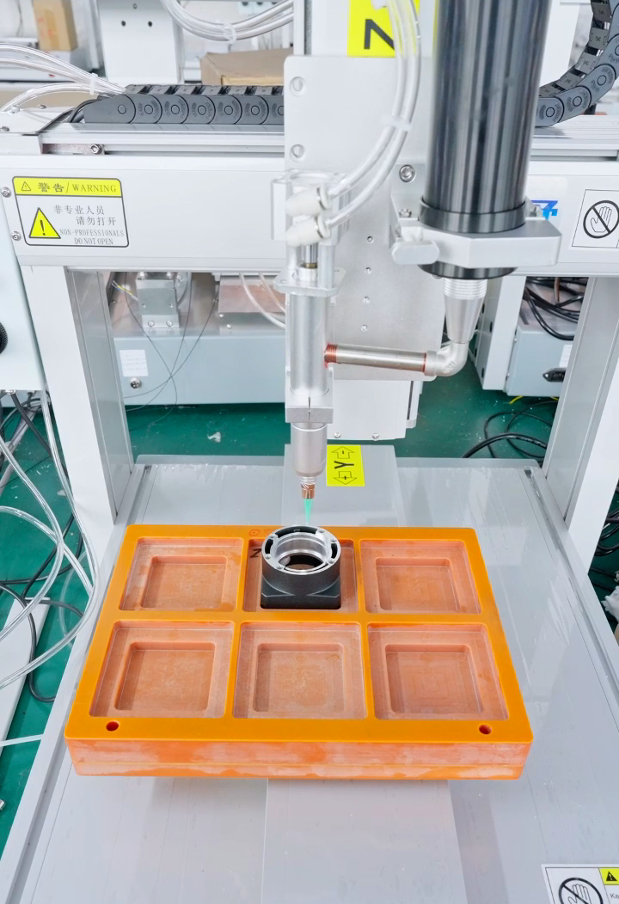 Single-station silicone dispensing machine for hardware 5