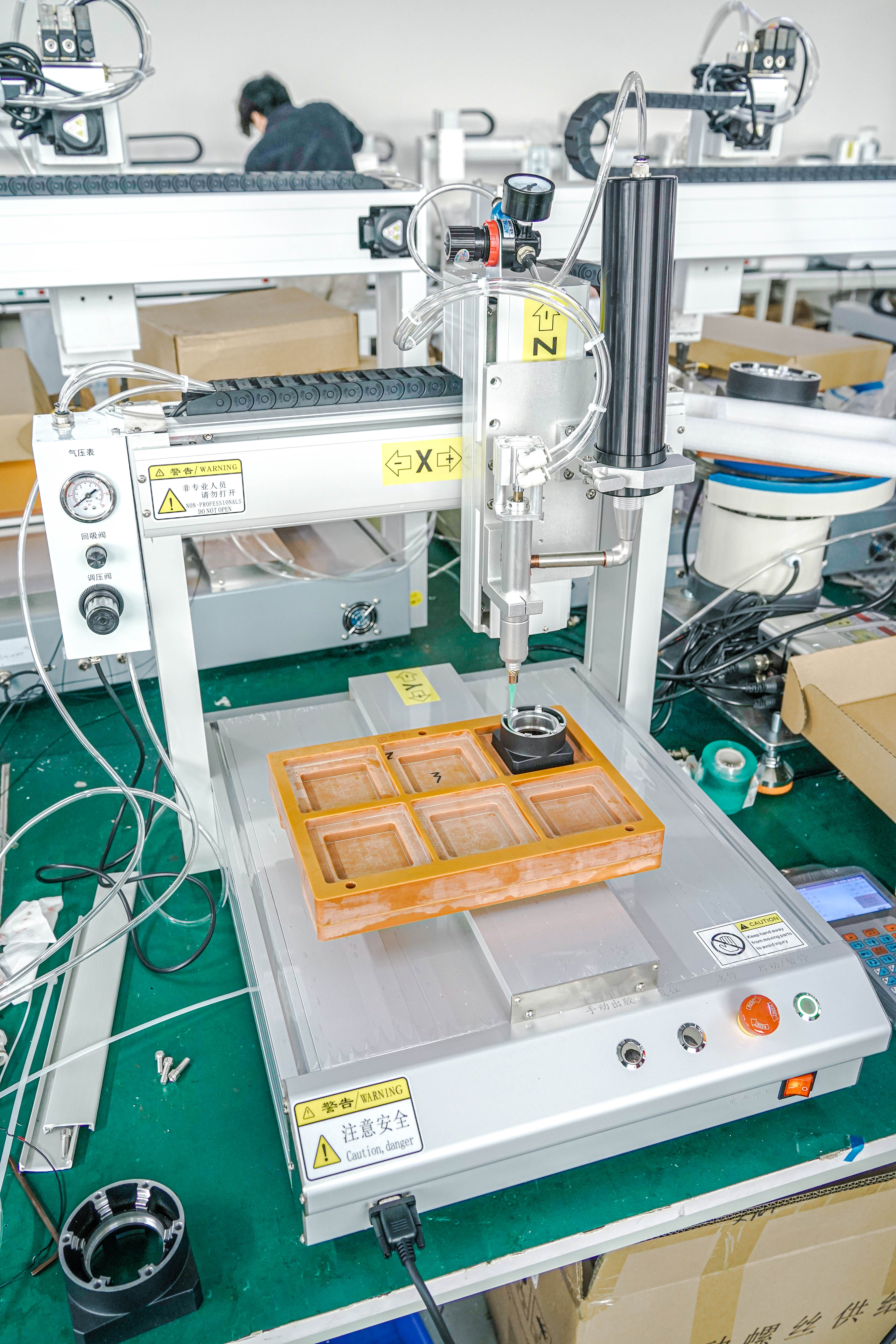 Single-station silicone dispensing machine for hardware 4