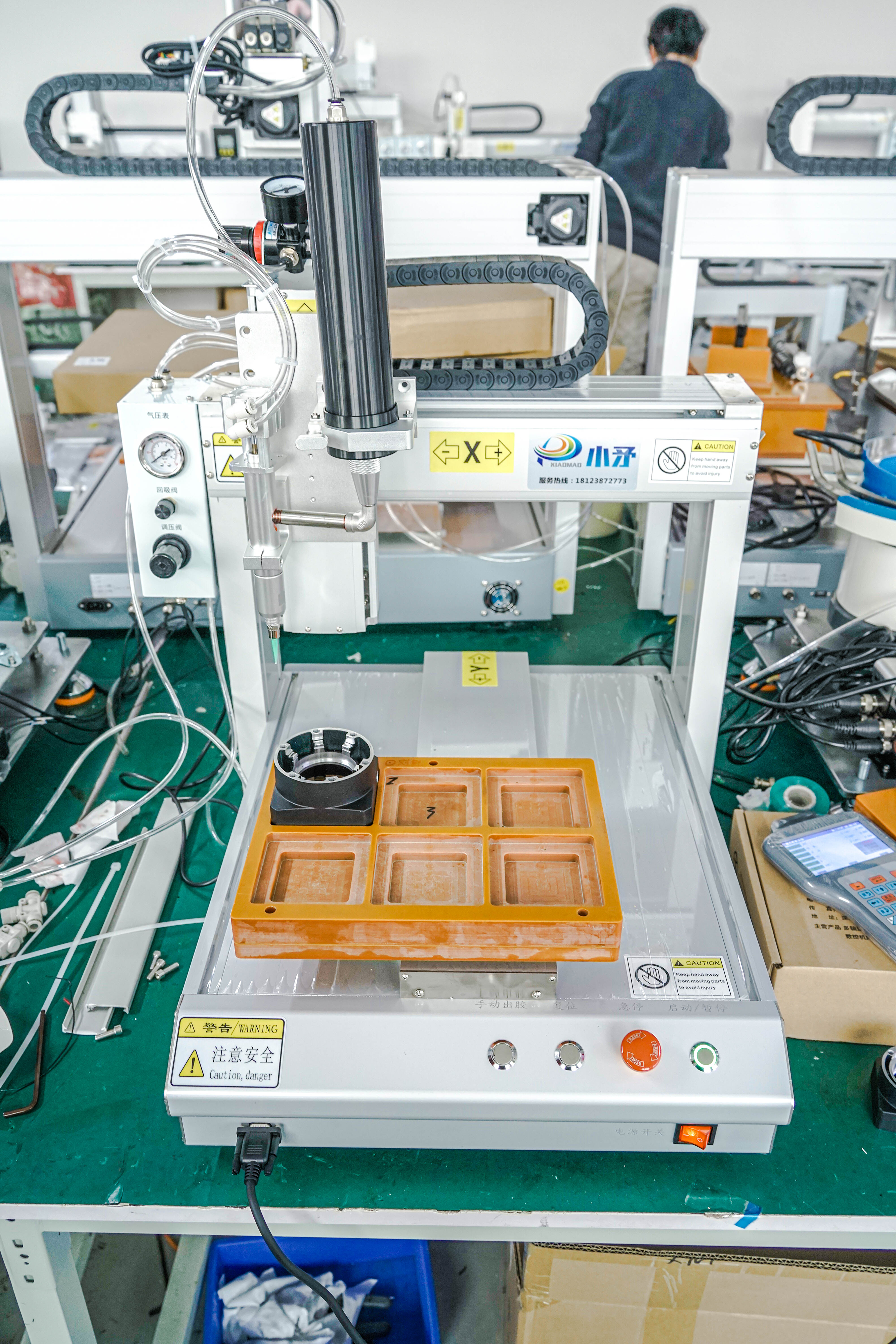 Single-station silicone dispensing machine for hardware 3