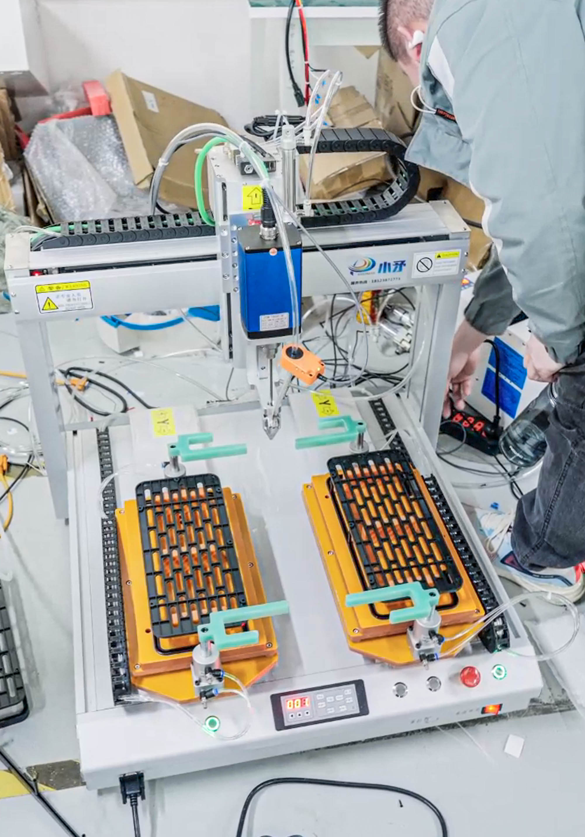 Double-station air-blowing screw locking machine for hollow plastics 4