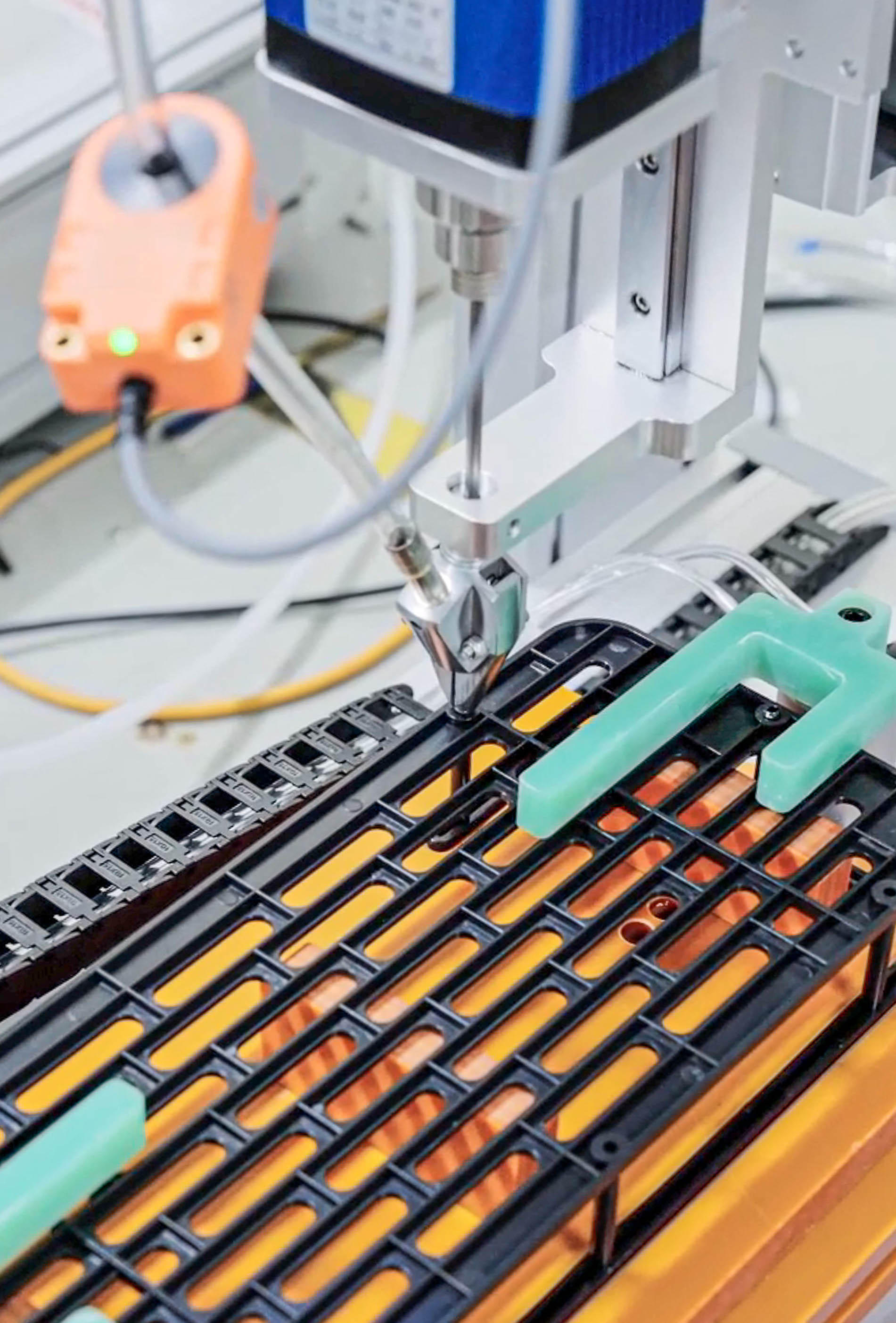 Double-station air-blowing screw locking machine for hollow plastics 5
