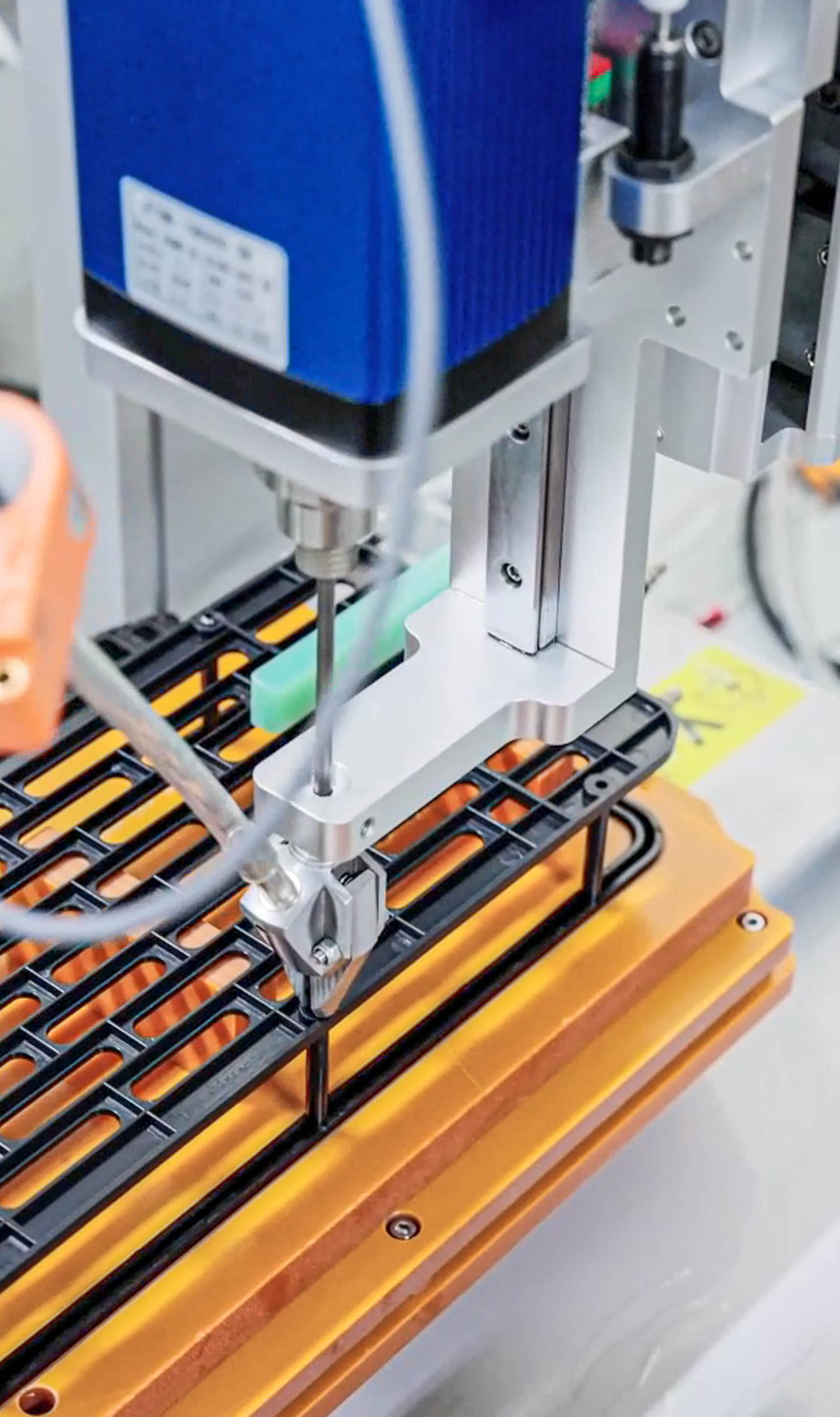 Double-station air-blowing screw locking machine for hollow plastics 6