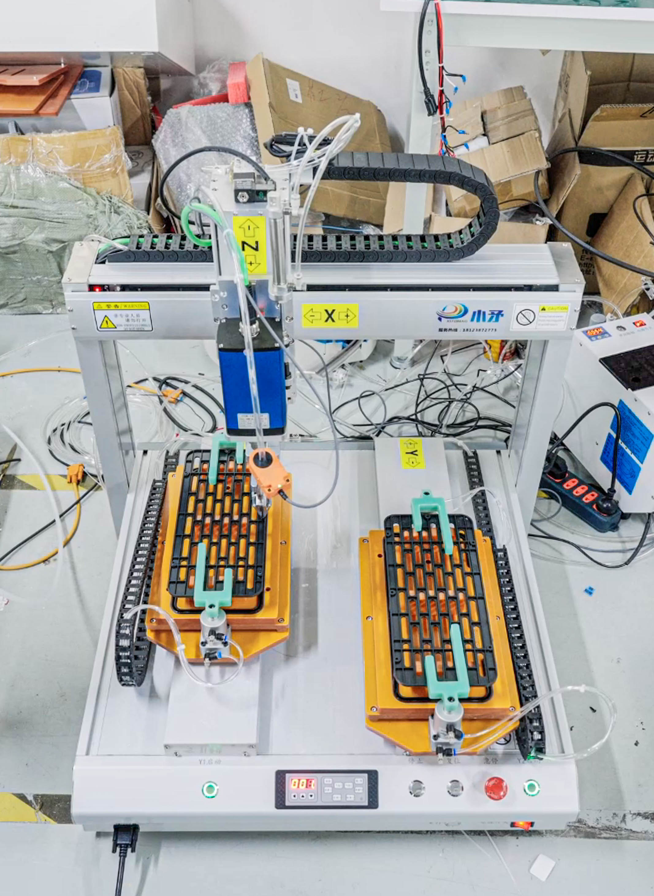 Double-station air-blowing screw locking machine for hollow plastics 3
