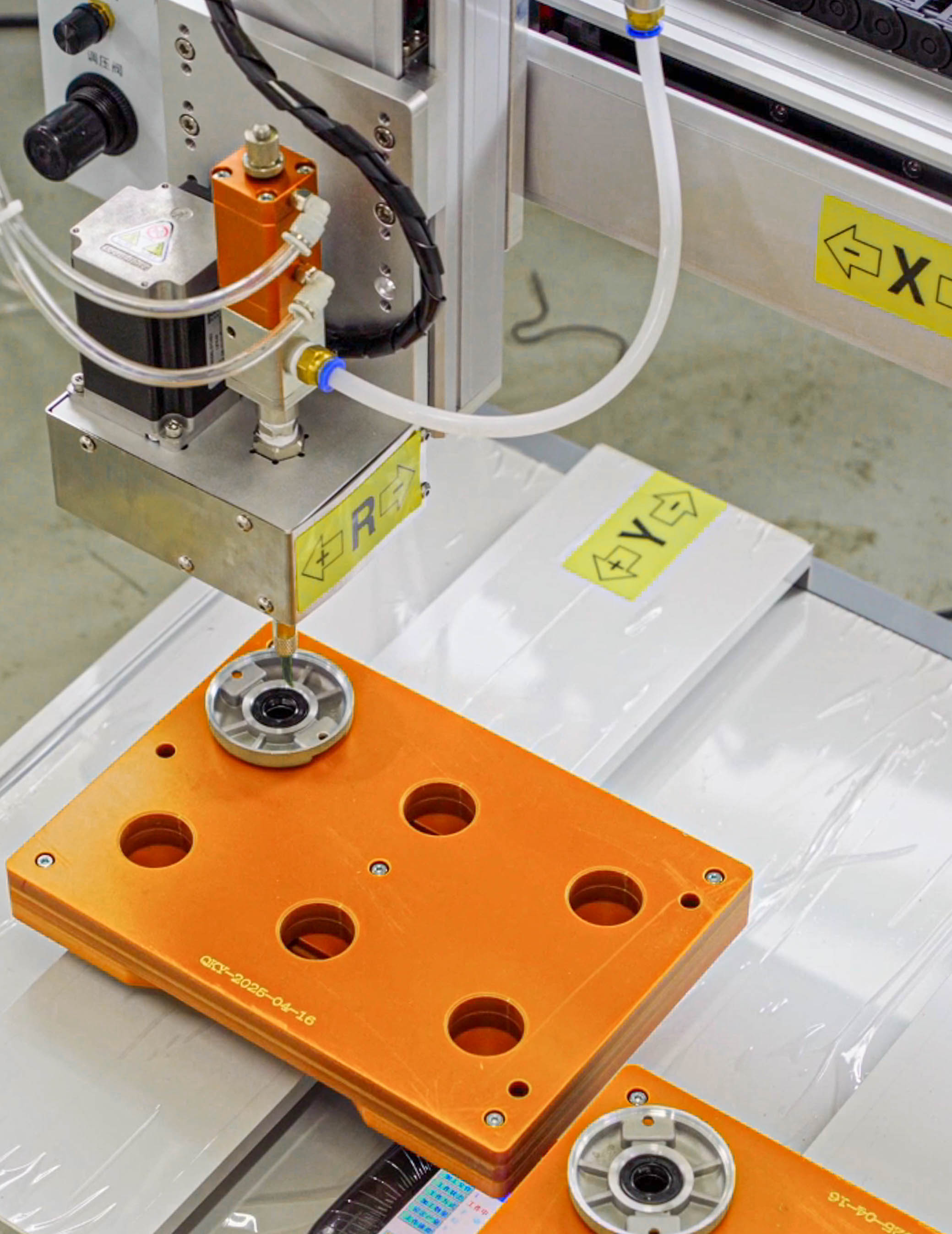 Dual-station Z-axis rotary glue dispensing machine for hardware accessories 7