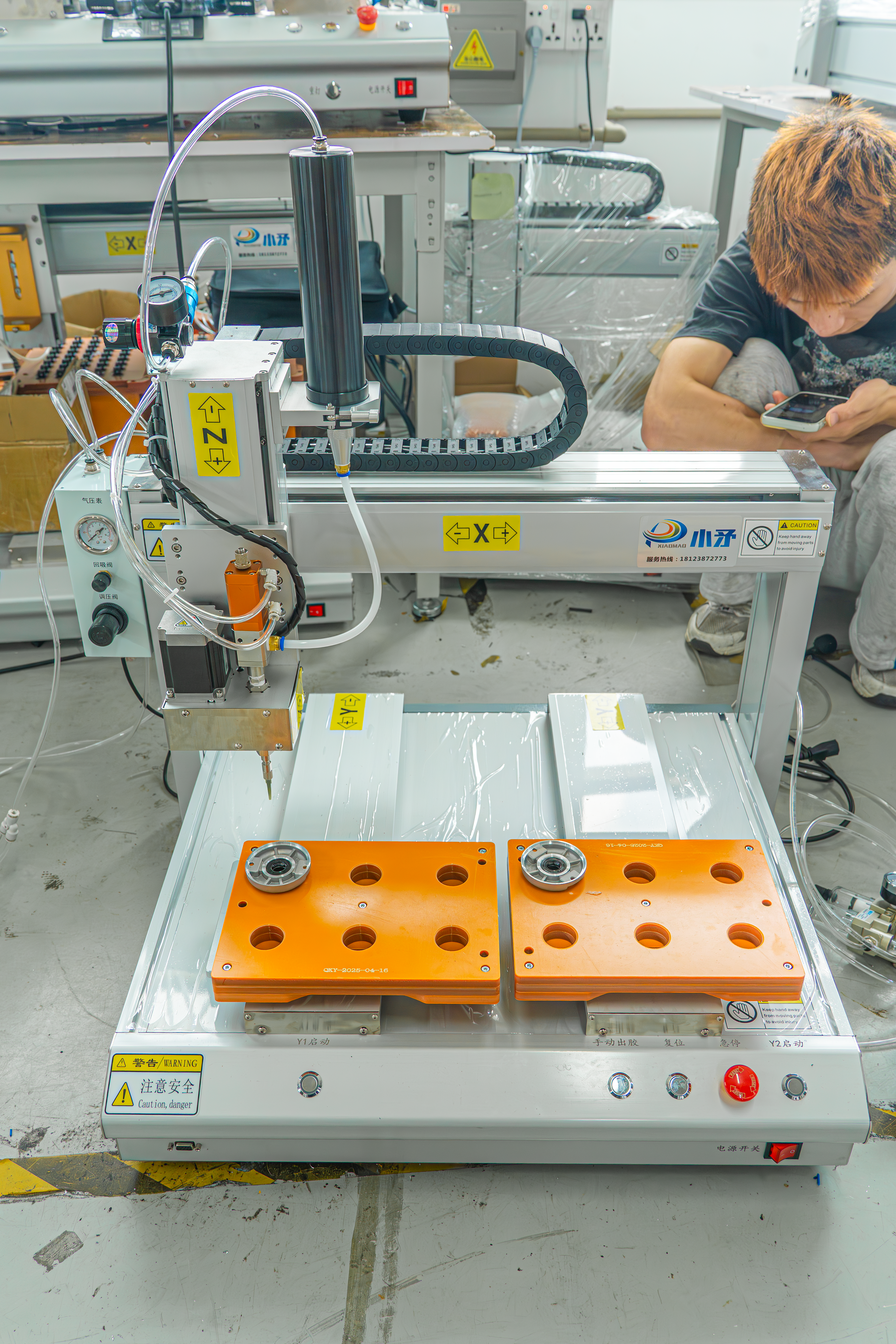 Dual-station Z-axis rotary glue dispensing machine for hardware accessories 3