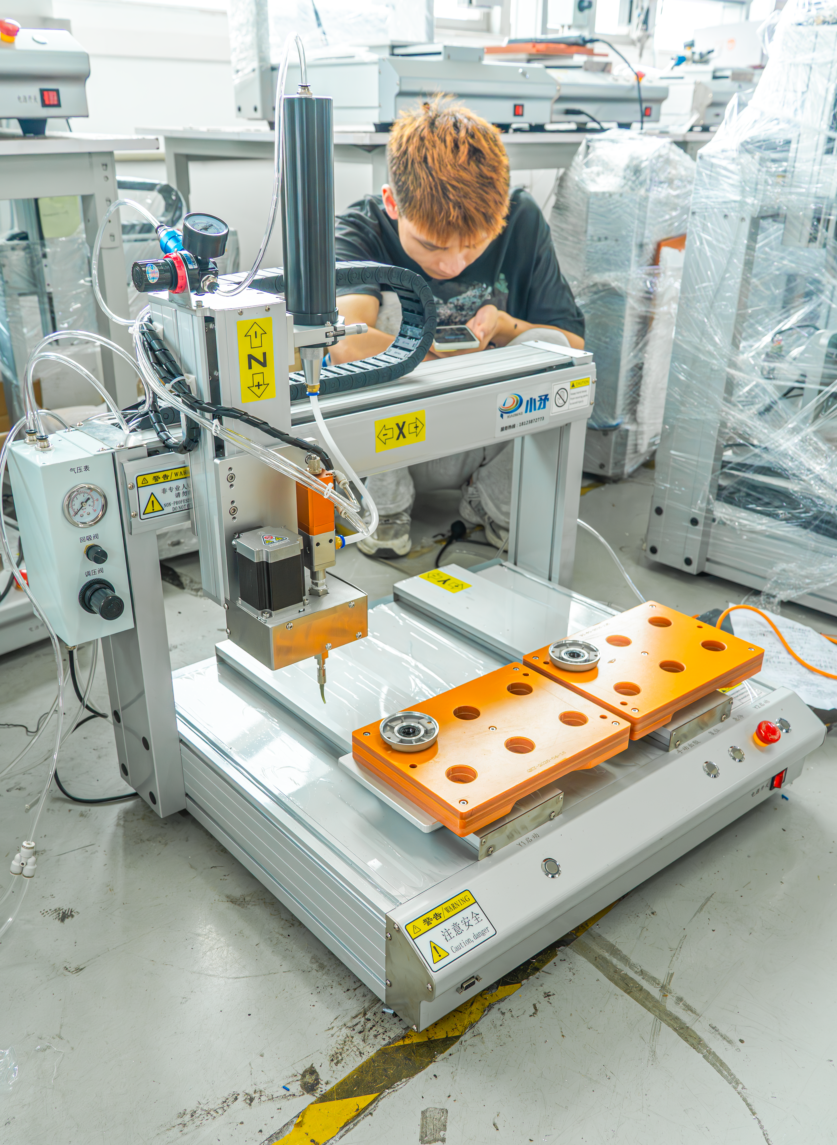 Dual-station Z-axis rotary glue dispensing machine for hardware accessories 4