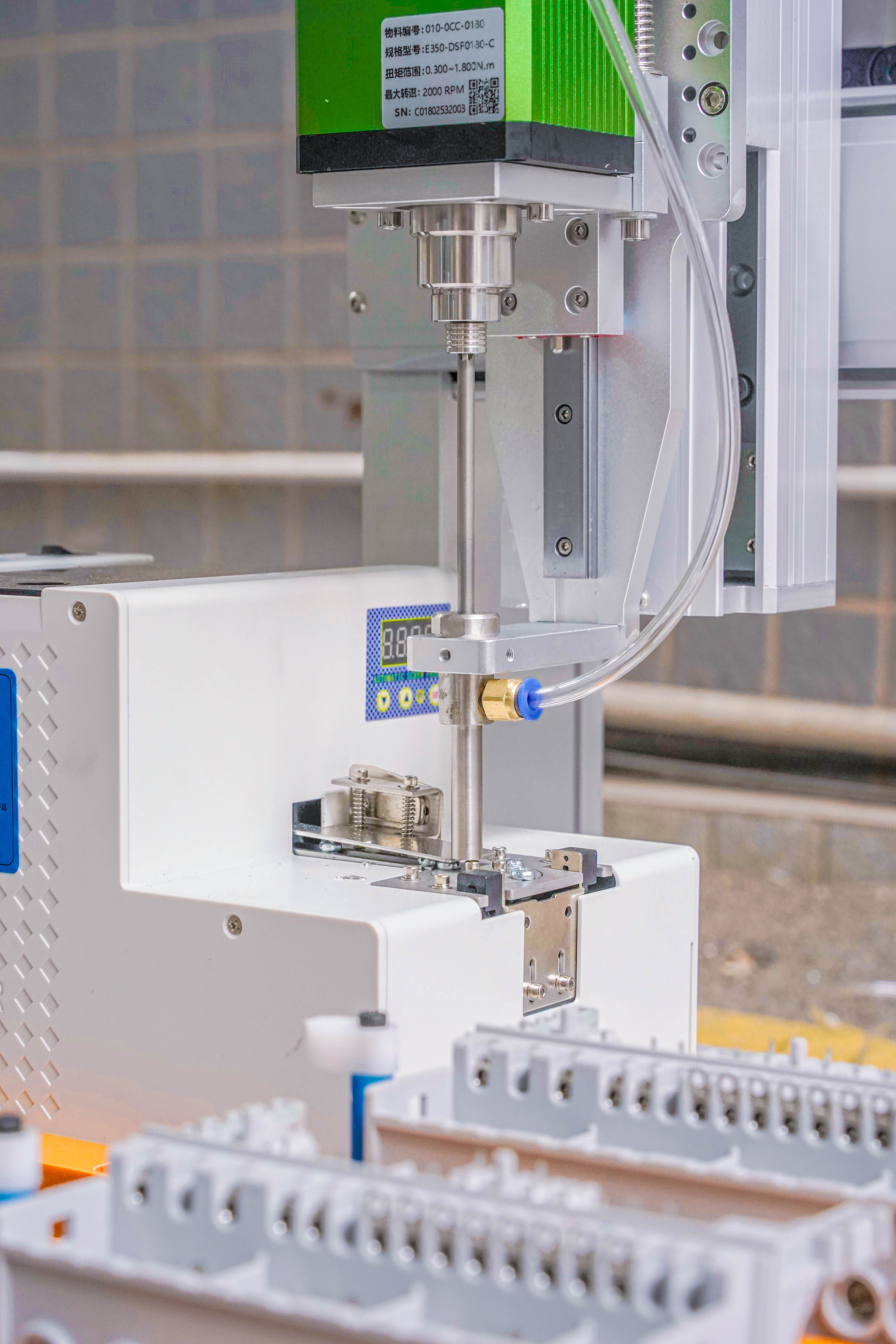 Double-station double-head double-feeder screw locking machine for locking plastic 6