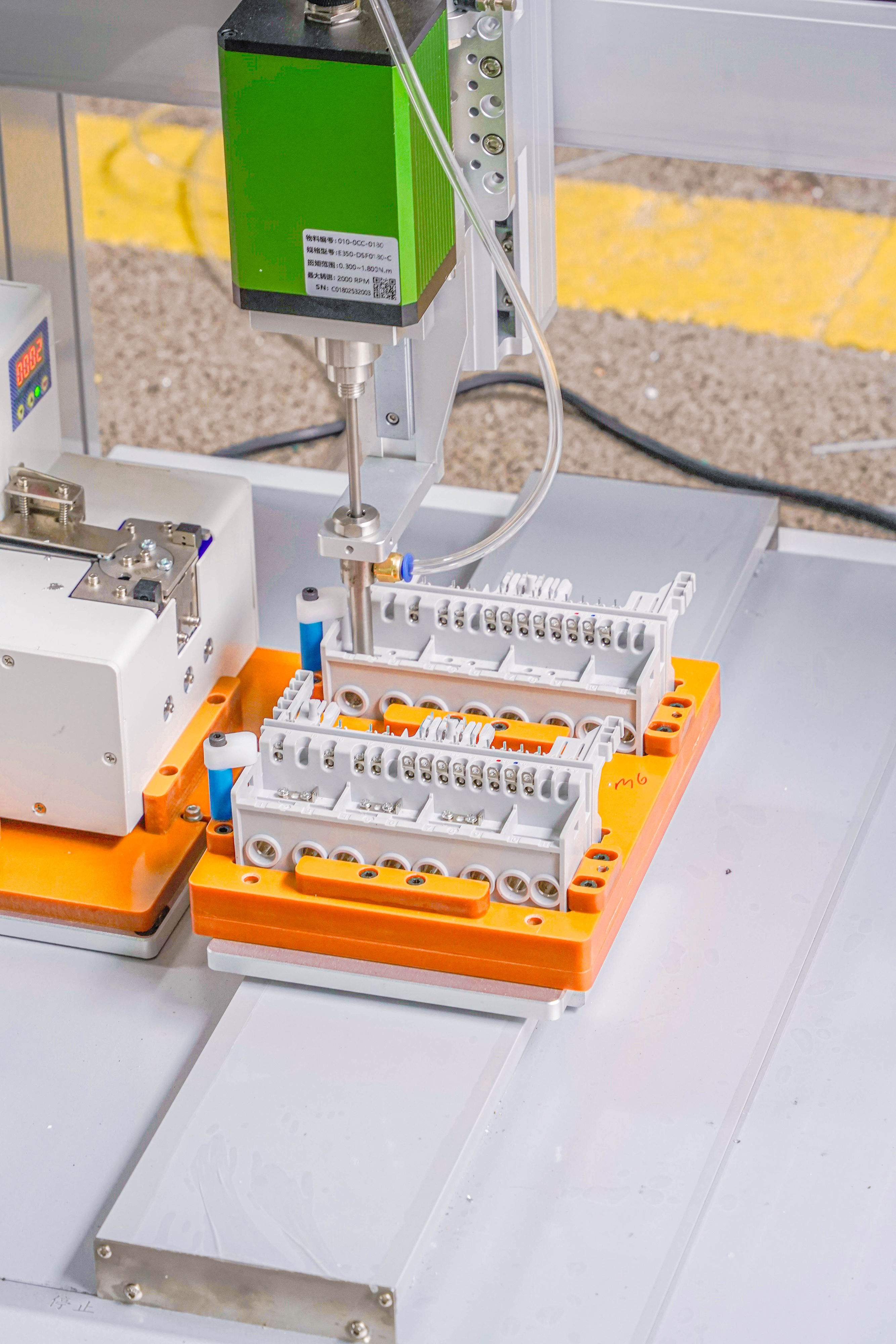 Double-station double-head double-feeder screw locking machine for locking plastic 5