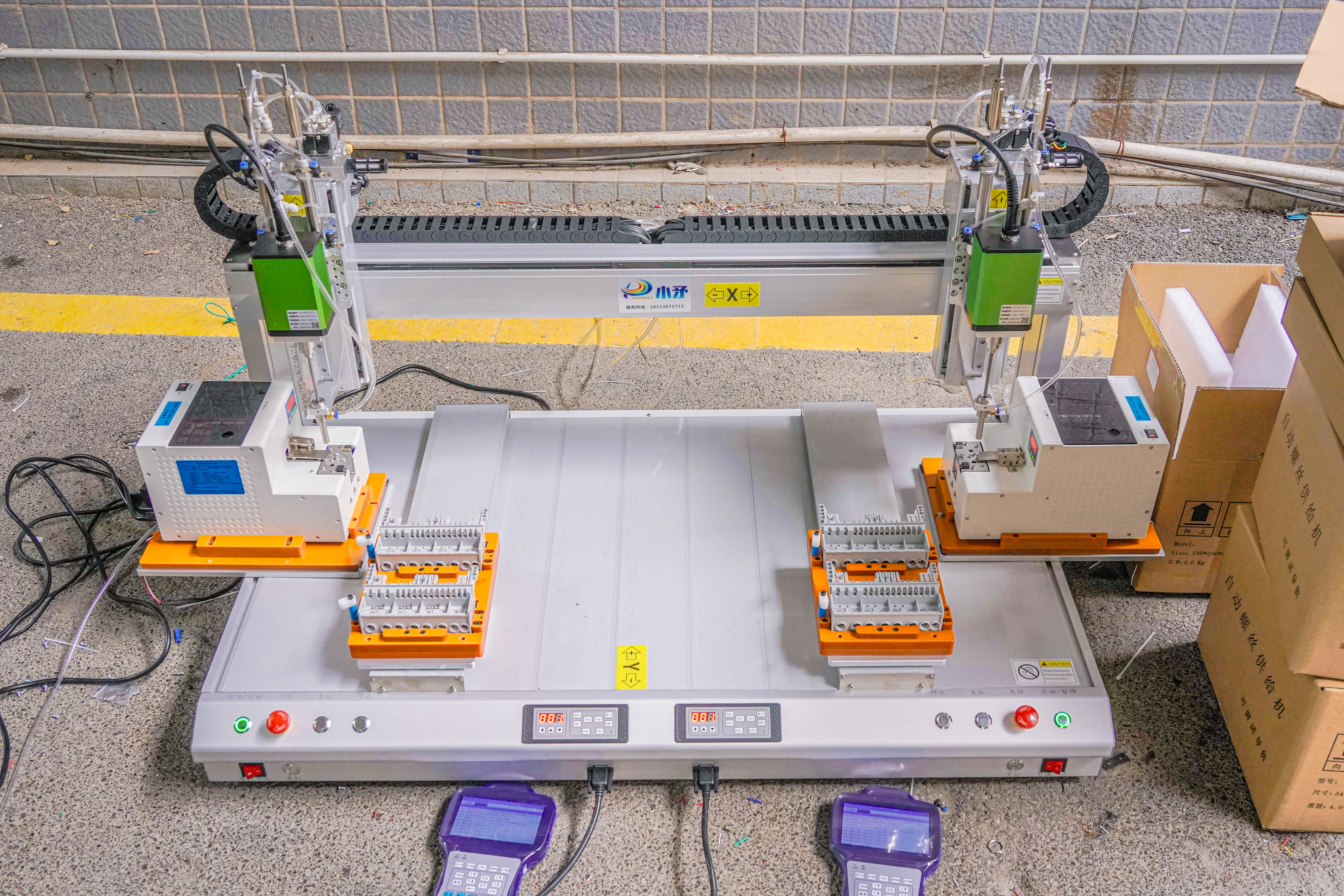 Double-station double-head double-feeder screw locking machine for locking plastic 3