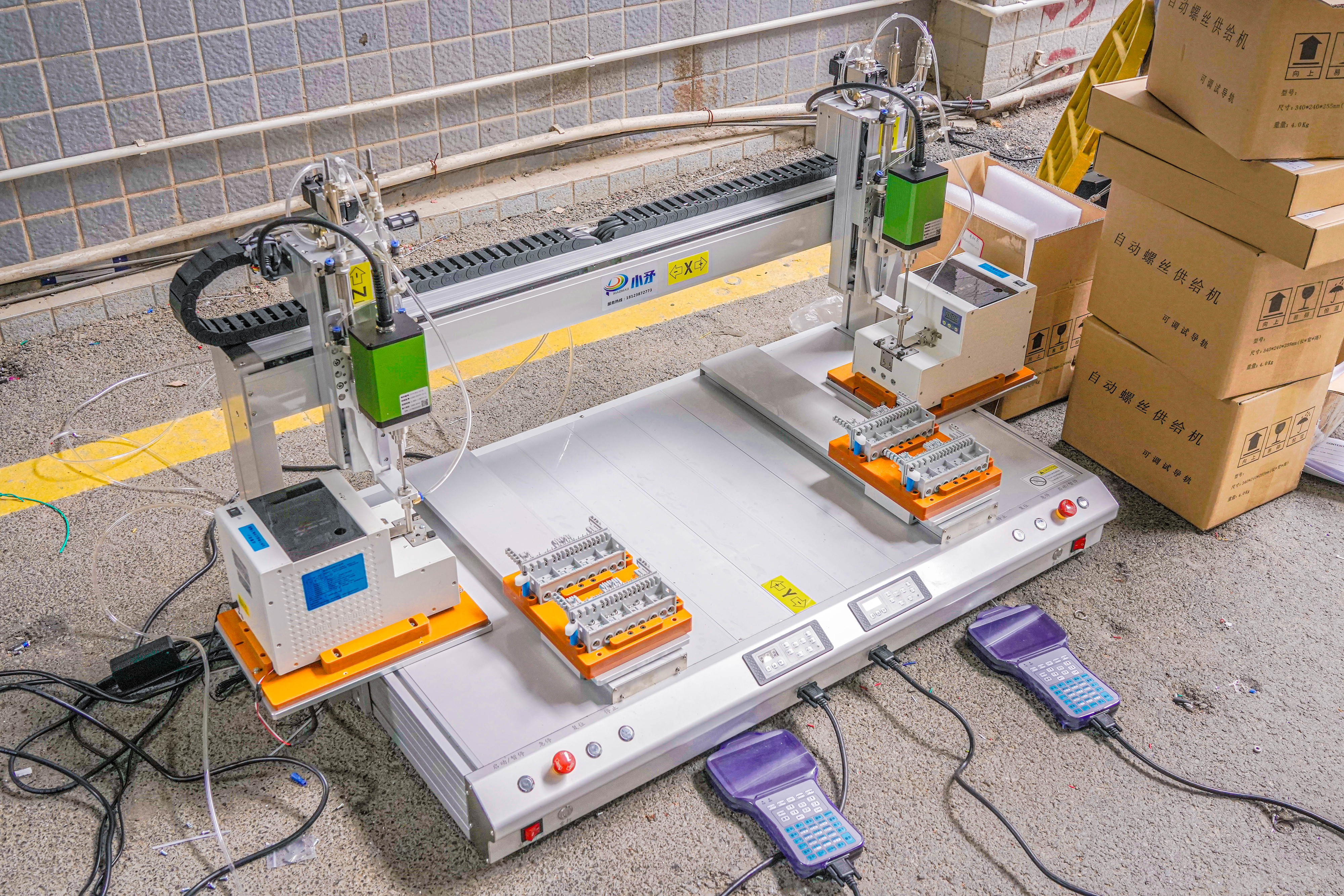 Double-station double-head double-feeder screw locking machine for locking plastic 4