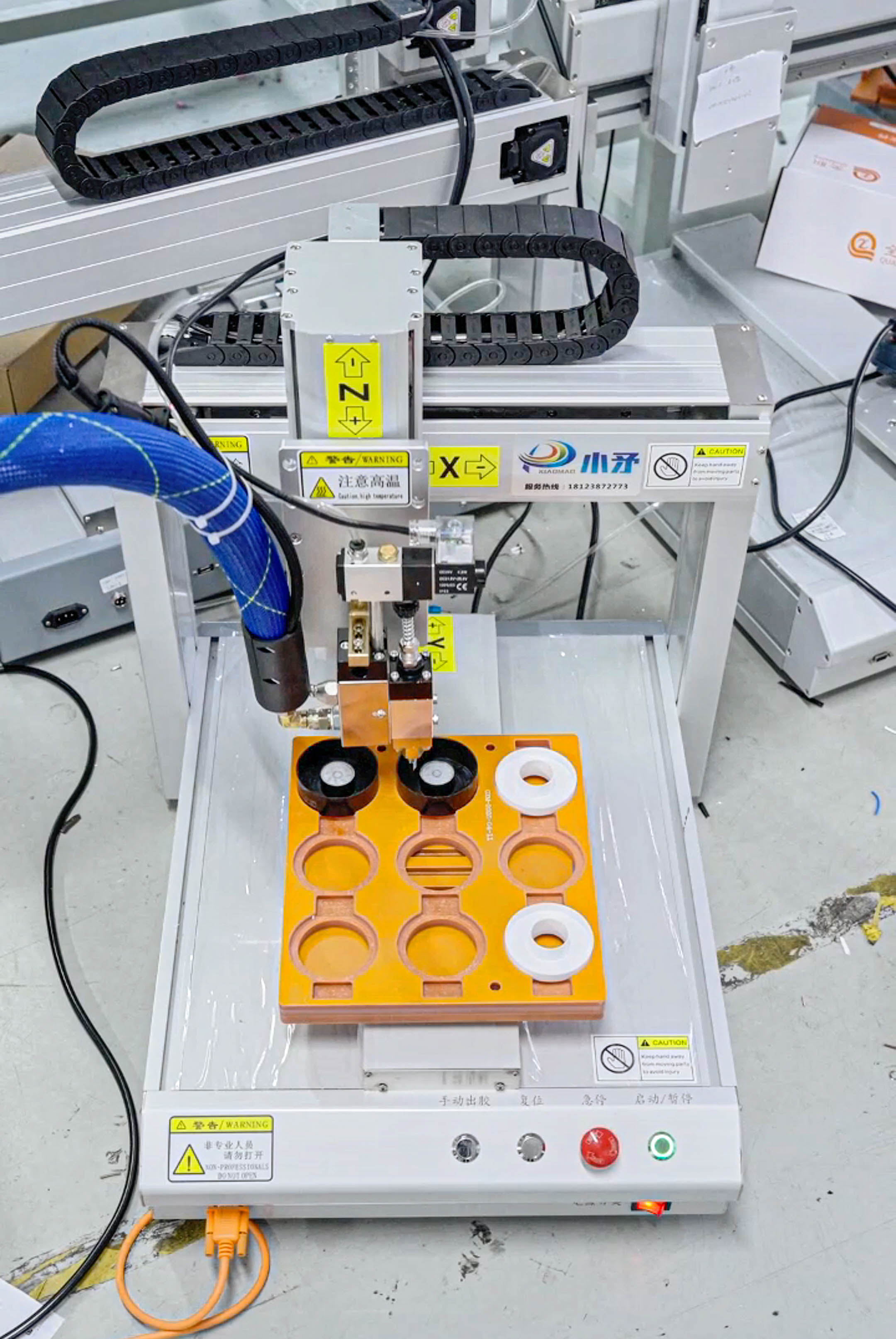 Single-station hot melt glue dispensing machine for drawing circles on plastics 3