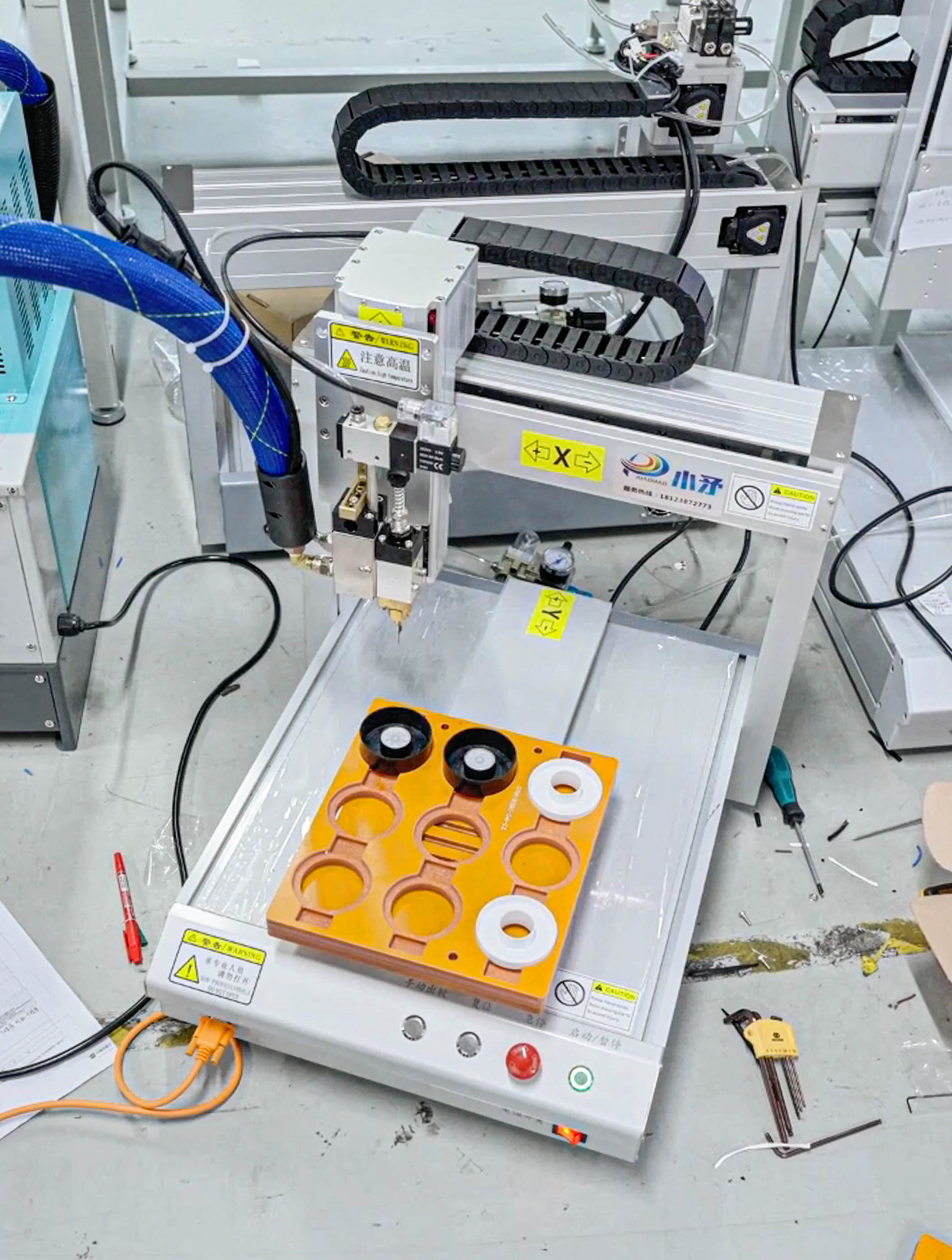 Single-station hot melt glue dispensing machine for drawing circles on plastics 4