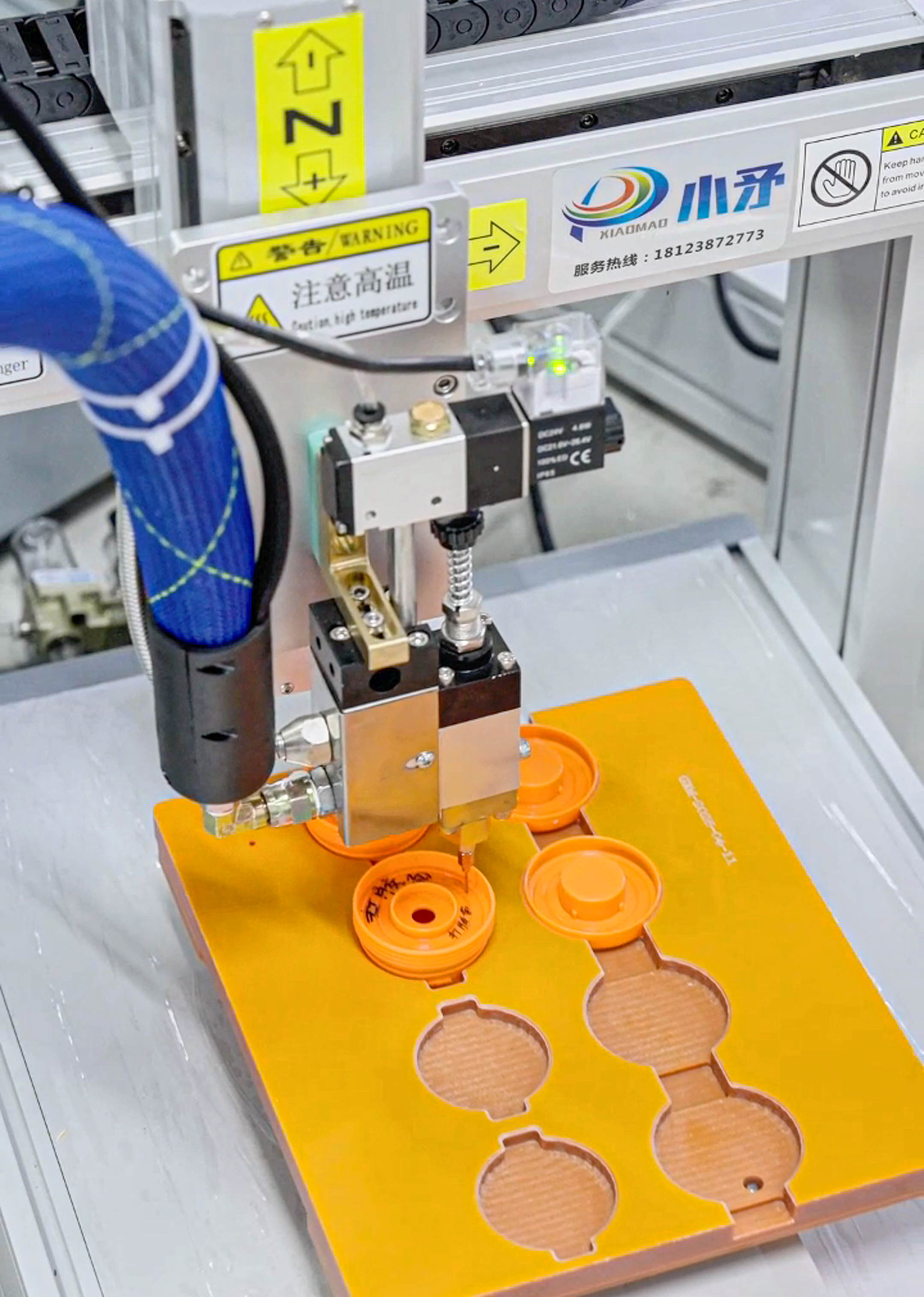Single-station hot melt glue dispensing machine for drawing circles on plastics 5