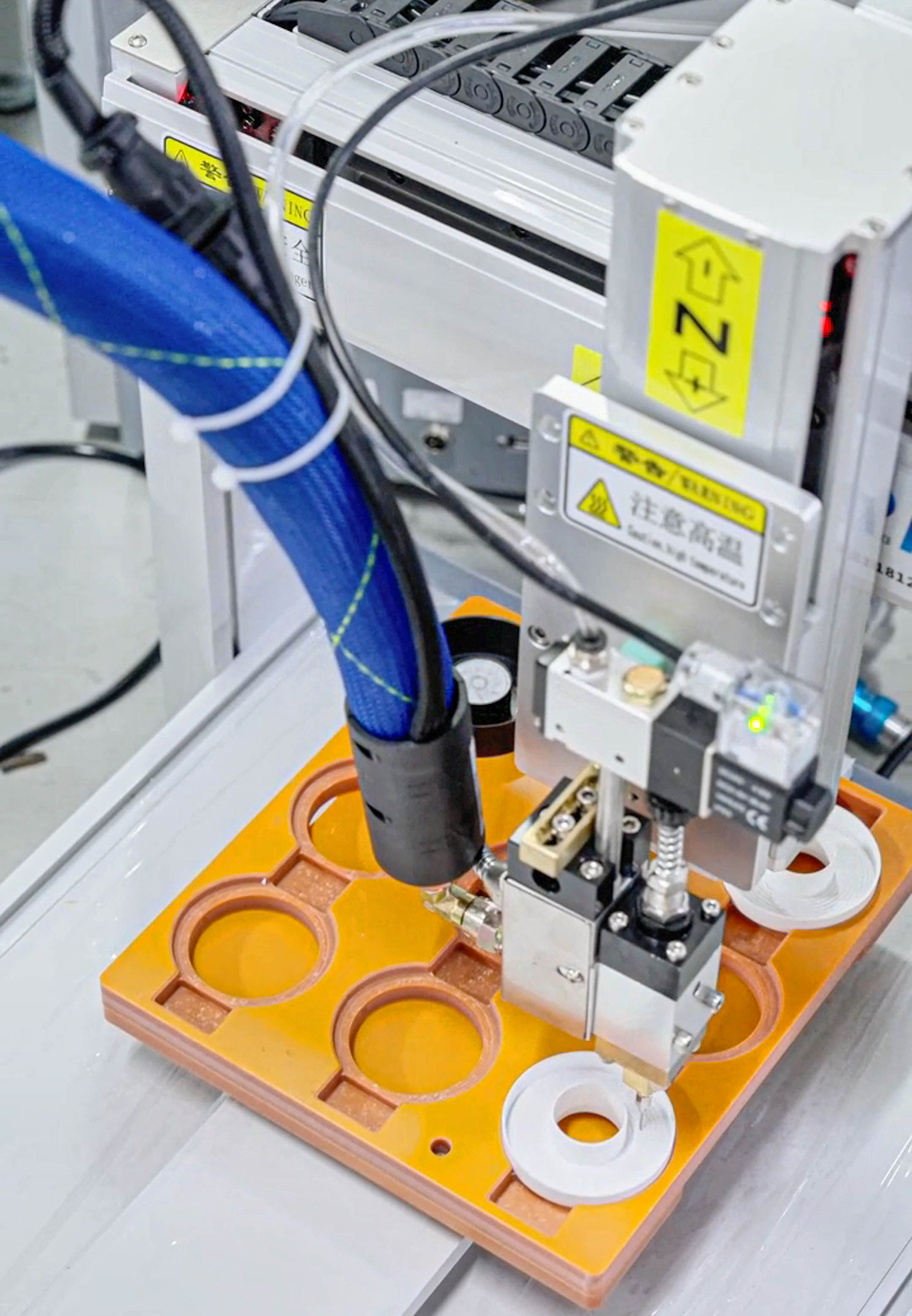 Single-station hot melt glue dispensing machine for drawing circles on plastics 6