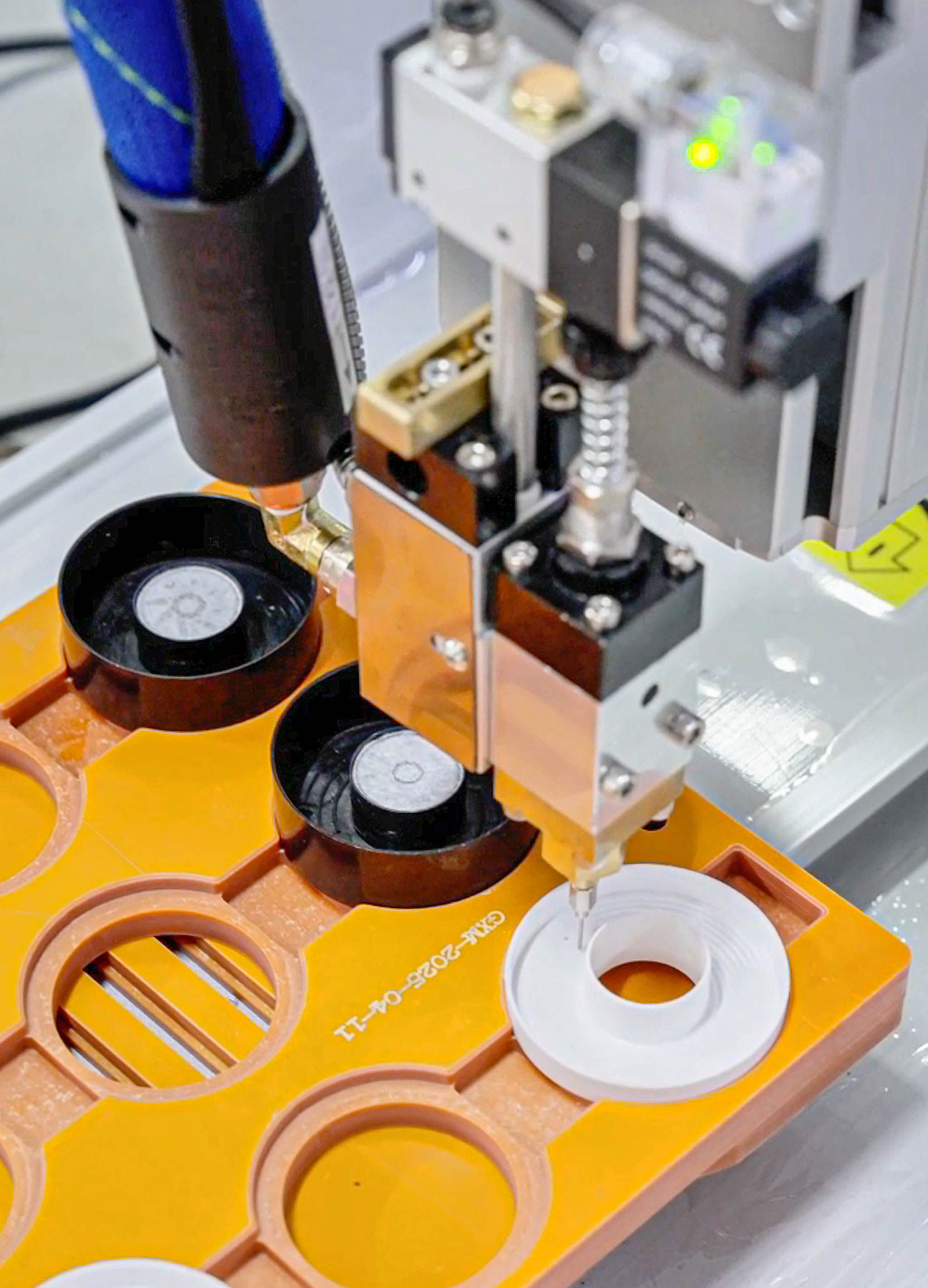Single-station hot melt glue dispensing machine for drawing circles on plastics 7