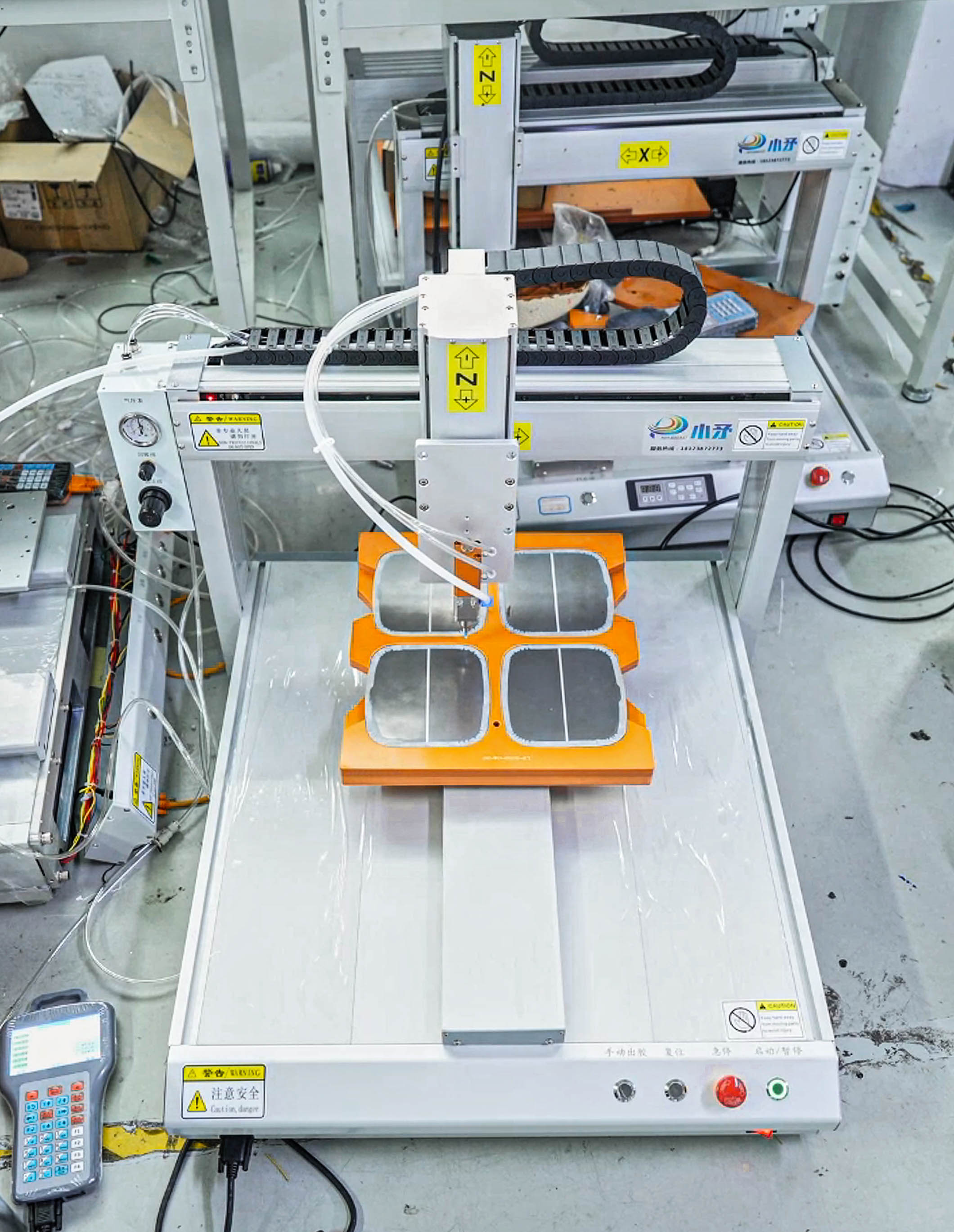 Single-station silicone dispensing machine for mirrors 3