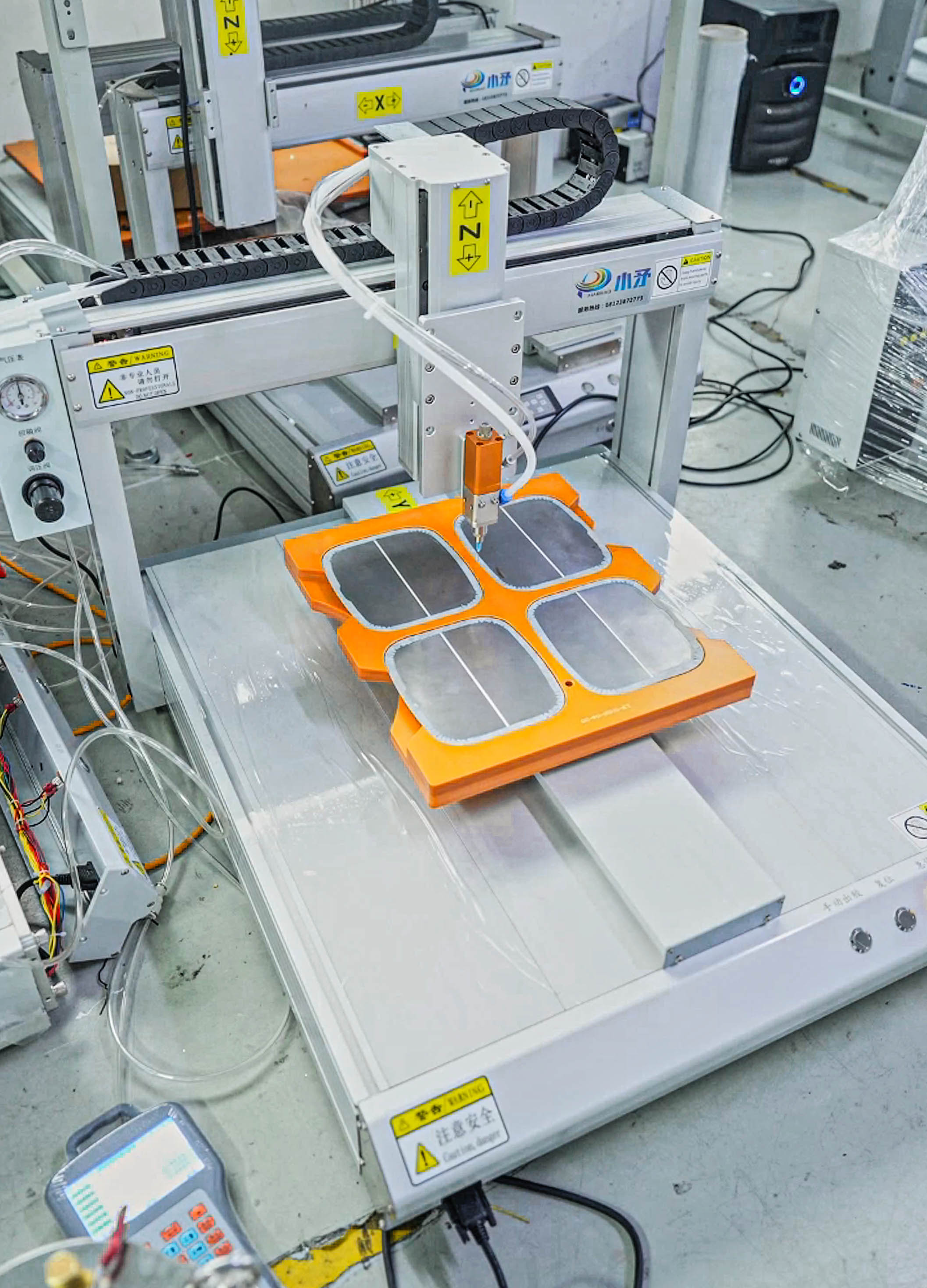 Single-station silicone dispensing machine for mirrors 4
