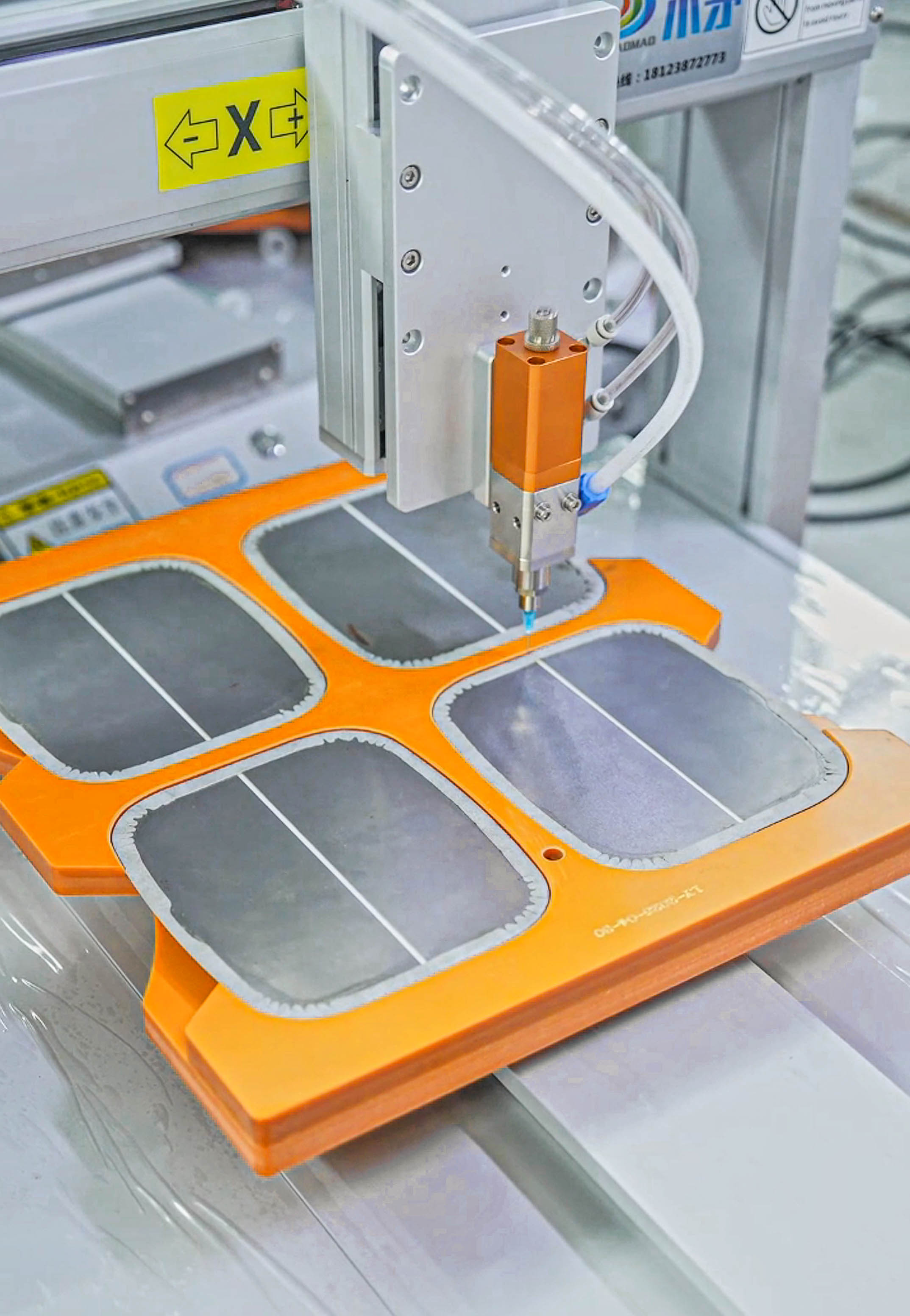 Single-station silicone dispensing machine for mirrors 7