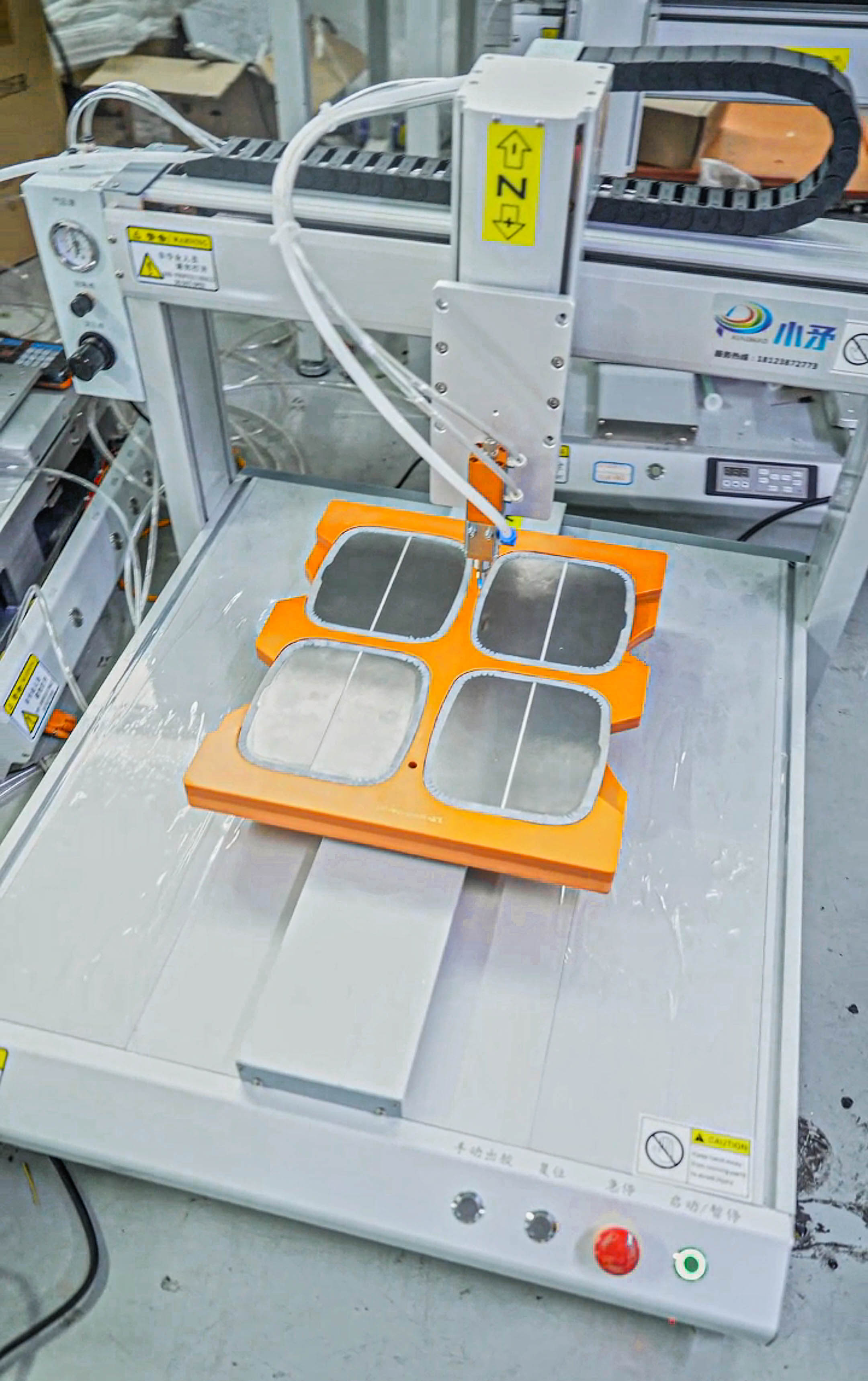 Single-station silicone dispensing machine for mirrors 5
