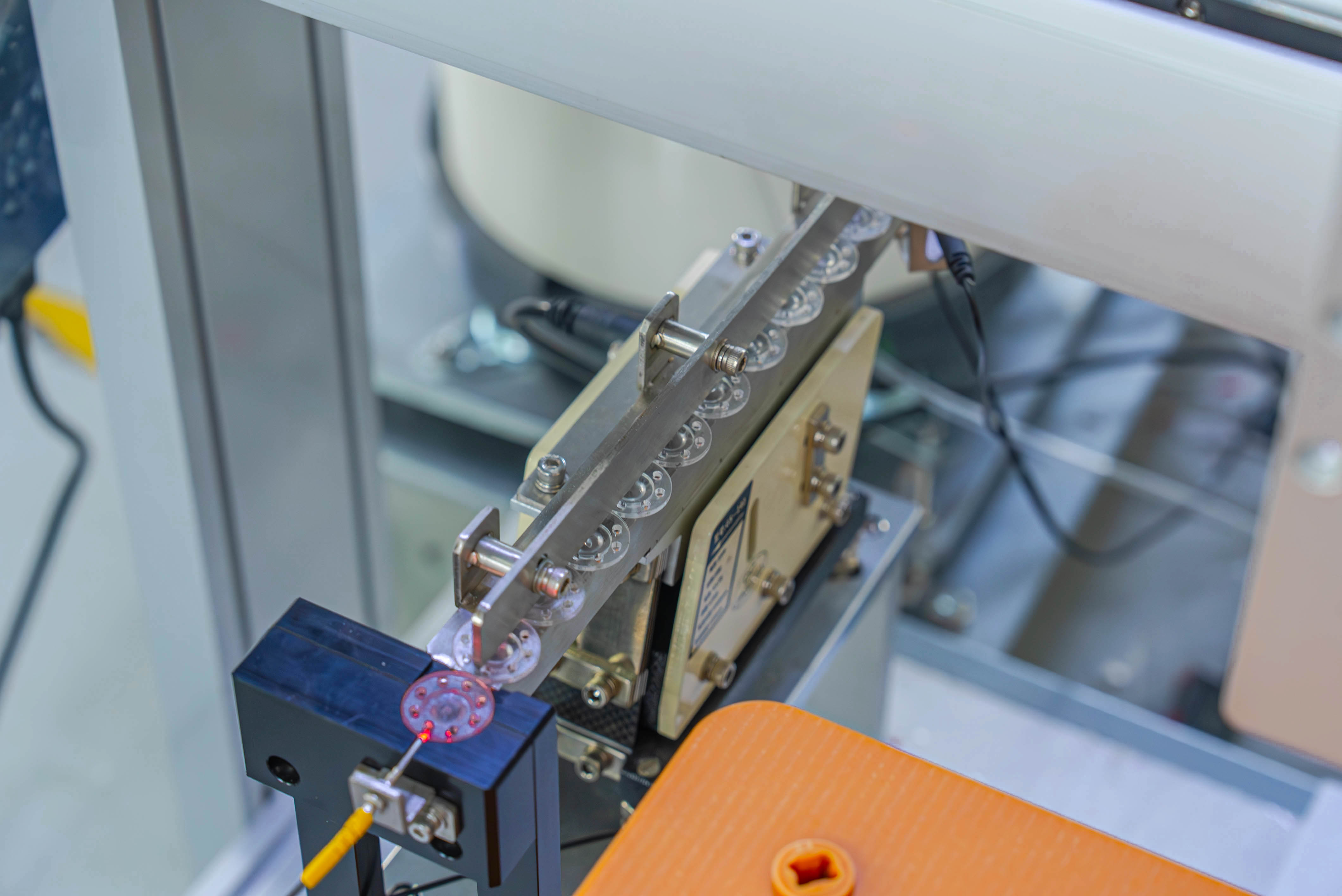Vibrating plate single station transparent plastic plate placing machine 7