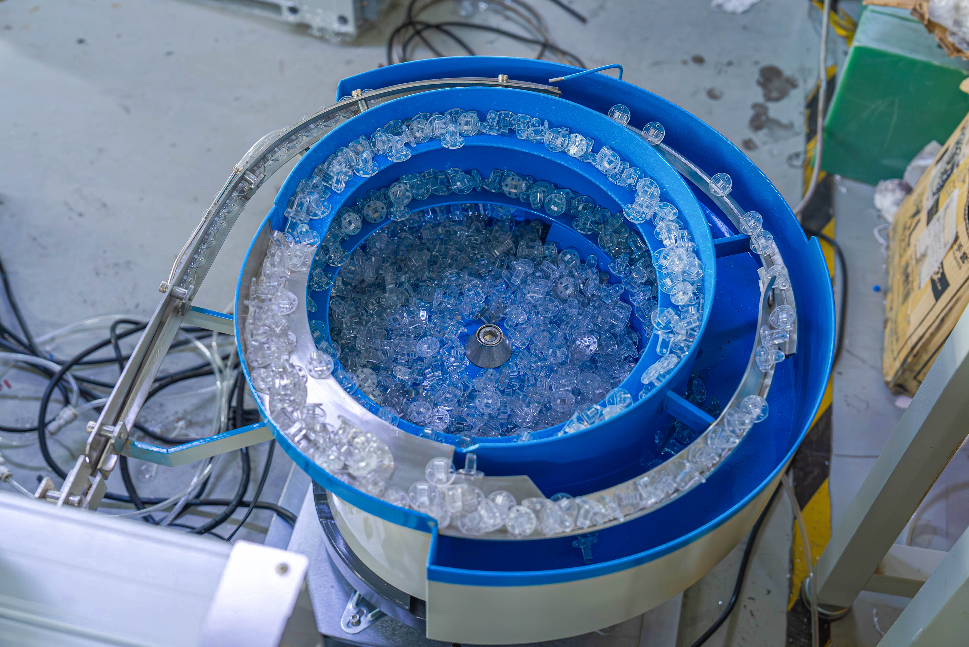 Vibrating plate single station transparent plastic plate placing machine 8