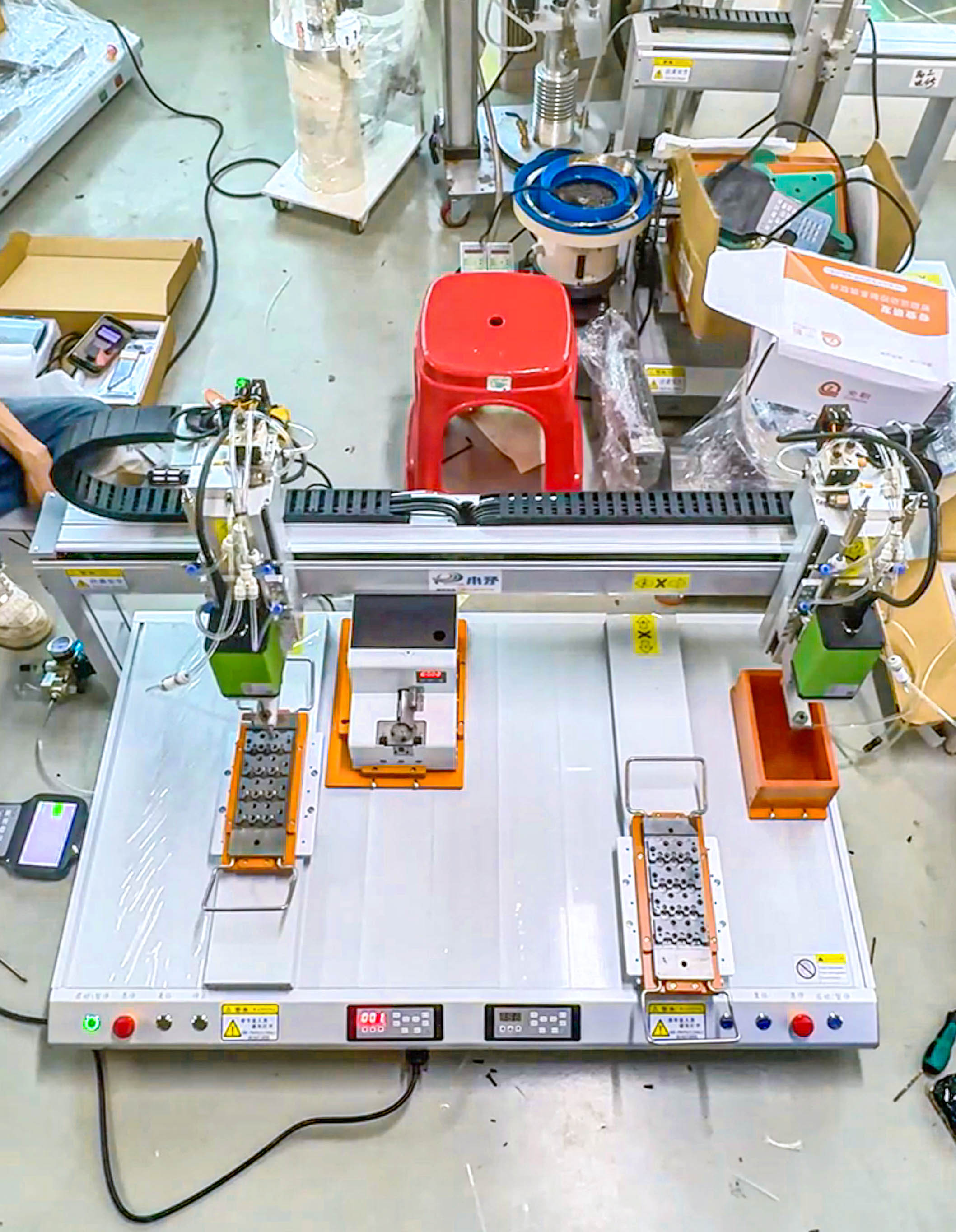 Widened double-station hexagon socket screw locking machine 3