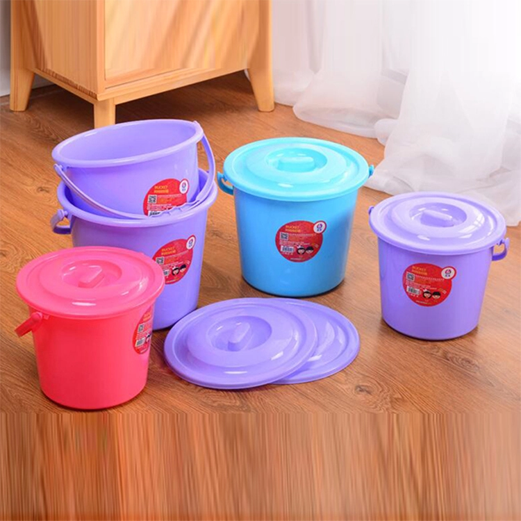 Four Sizes Plastic Thickened Bucket with a Lid 1