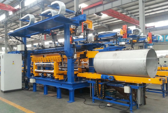 Vehicle-mounted LNG storage tank automatic welding equipment and production line 2
