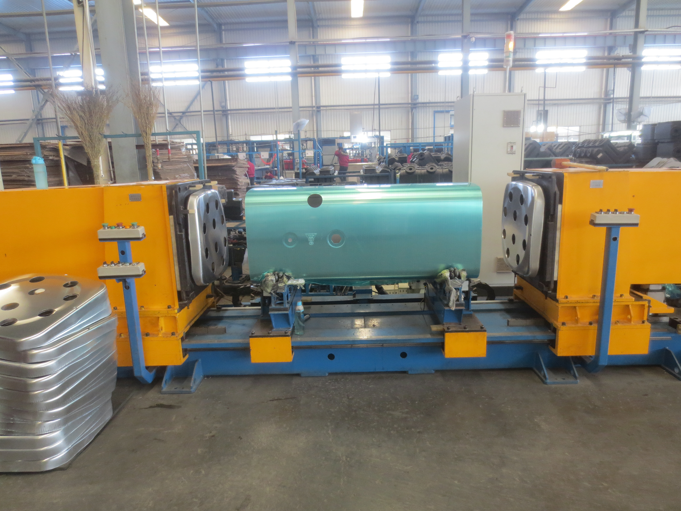 Welding equipment and production line for aluminum fuel tanks in commercial vehicles 12
