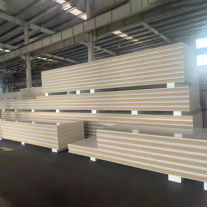 Isolation en mousse de polyuréthane PU/panneaux de mur et de toit sandwich isolés pour maisons préfabriquées 1