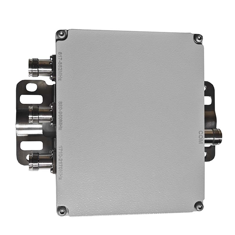 مُجمِّع AMPLITEC CM0621-3D-B لترددات 617 <000000> 900 و2170 ميجاهرتز منخفضة الخسارة 1