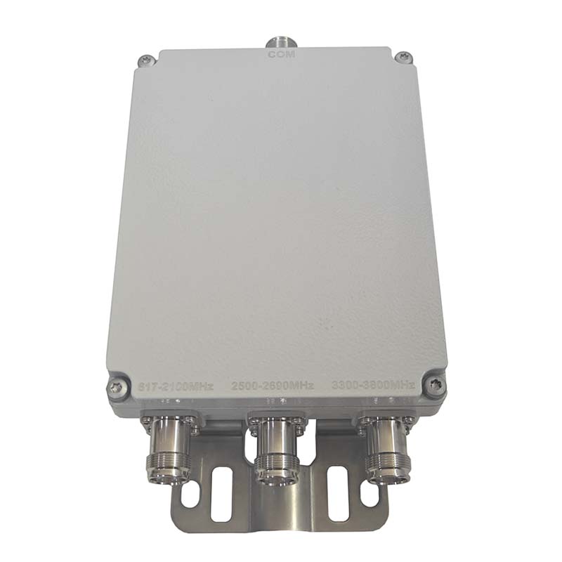 مُجمع AMPLITEC CM0638-3D-B لترددات 617 و2100 <000000> 2500 و3800 ميجاهرتز مع خسارة منخفضة 1