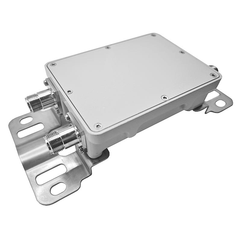 مُجمع AMPLITEC CM0160-2D-B لترددات 80 <000000> 2700 و3300 <000000> 5925MHz مع خسارة منخفضة 1