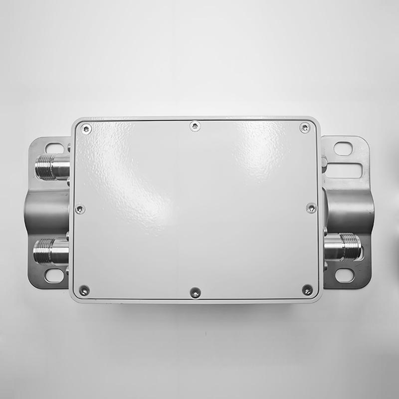مُجمع AMPLITEC CM0160-2D-B لترددات 80 <000000> 2700 و3300 <000000> 5925MHz مع خسارة منخفضة 2