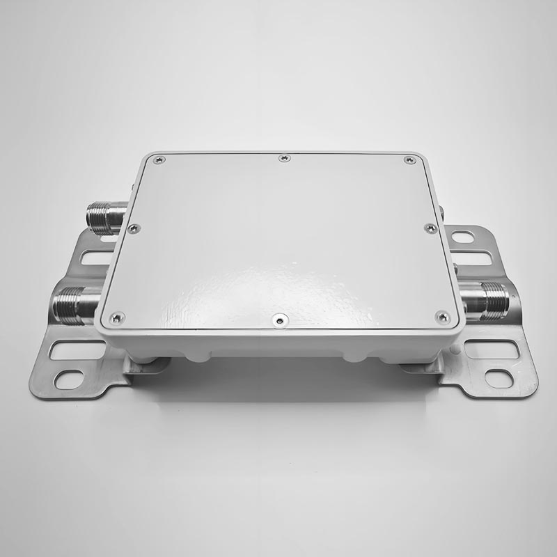 مُجمع AMPLITEC CM0160-2D-B لترددات 80 <000000> 2700 و3300 <000000> 5925MHz مع خسارة منخفضة 3