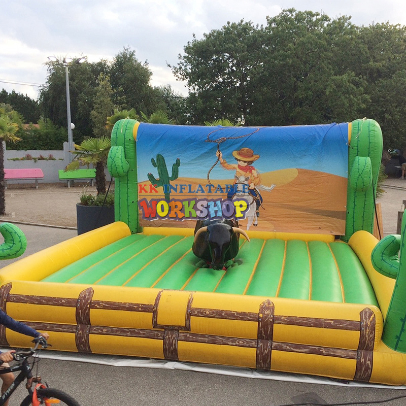 Taureau fou mécanique de rodéo d'équipement de parc d'attractions avec le compteur, jeu interactif gonflable 4